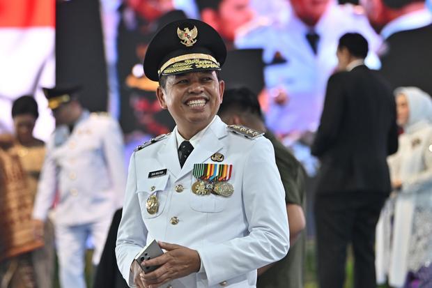 Gubernur Jawa Barat Dedi Mulyadi tersenyum usai mengikuti upacara pelantikan di kompleks Istana Kepresidenan, Jakarta, Kamis (20/2/2025). Presiden Prabowo Subianto melantik 961 kepala daerah yang terdiri dari 33 gubernur dan 33 wakil gubernur, 363 bupati, 362 wakil bupati, 85 wali kota, dan 85 wakil wali kota dalam upacara tersebut.
