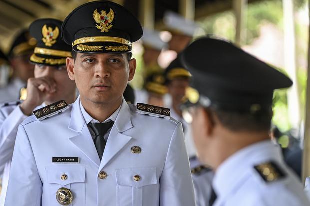 Bupati Indramayu terpilih Lucky Hakim berjalan untuk mengikuti upacara pelantikan di kompleks Istana Kepresidenan, Jakarta, Kamis (20/2/2025). Presiden Prabowo Subianto melantik sebanyak 961 kepala daerah yang terdiri dari 33 gubernur dan 33 wakil gubernur, 363 bupati, 362 wakil bupati, 85 wali kota, dan 85 wakil wali kota dalam upacara tersebut.