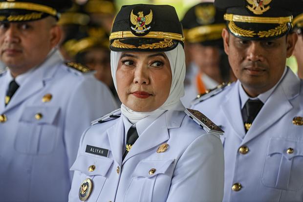 Wakil Wali Kota Makassar terpilih Aliyah Mustika Ilham (tengah) berjalan untuk mengikuti upacara pelantikan di kompleks Istana Kepresidenan, Jakarta, Kamis (20/2/2025). Presiden Prabowo Subianto melantik sebanyak 961 kepala daerah yang terdiri dari 33 gubernur dan 33 wakil gubernur, 363 bupati, 362 wakil bupati, 85 wali kota, dan 85 wakil wali kota dalam upacara tersebut.