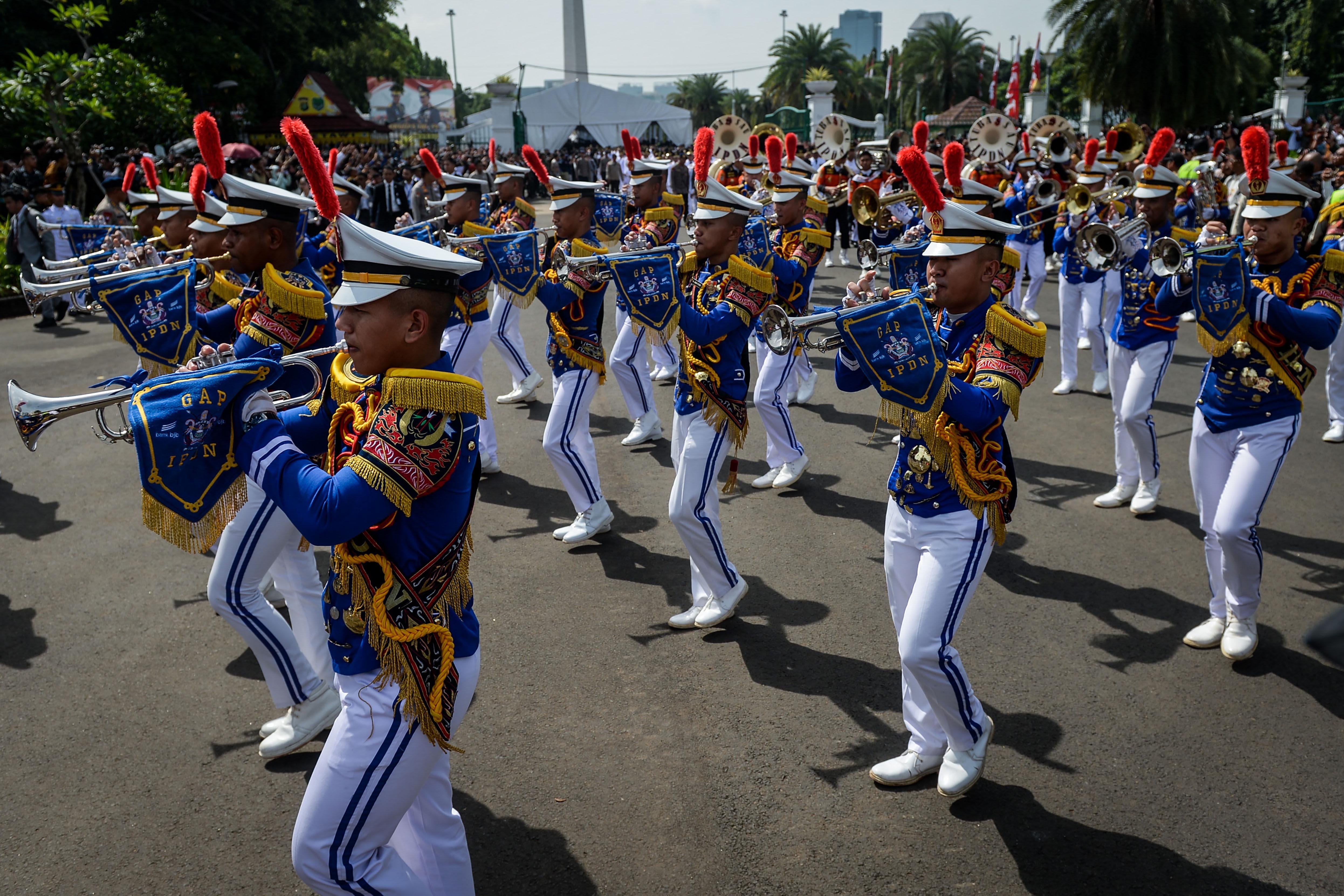 Sejumlah taruna Institut Pemerintahan Dalam Negeri (IPDN) mengikuti kirab pelantikan kepala daerah Pilkada serentak di Jakarta, Kamis (20/2/2025). Presiden Prabowo Subianto melantik sebanyak 961 kepala daerah yang terdiri dari 33 gubernur dan 33 wakil gubernur, 363 bupati, 362 wakil bupati, 85 wali kota dan 85 wakil wali kota. 