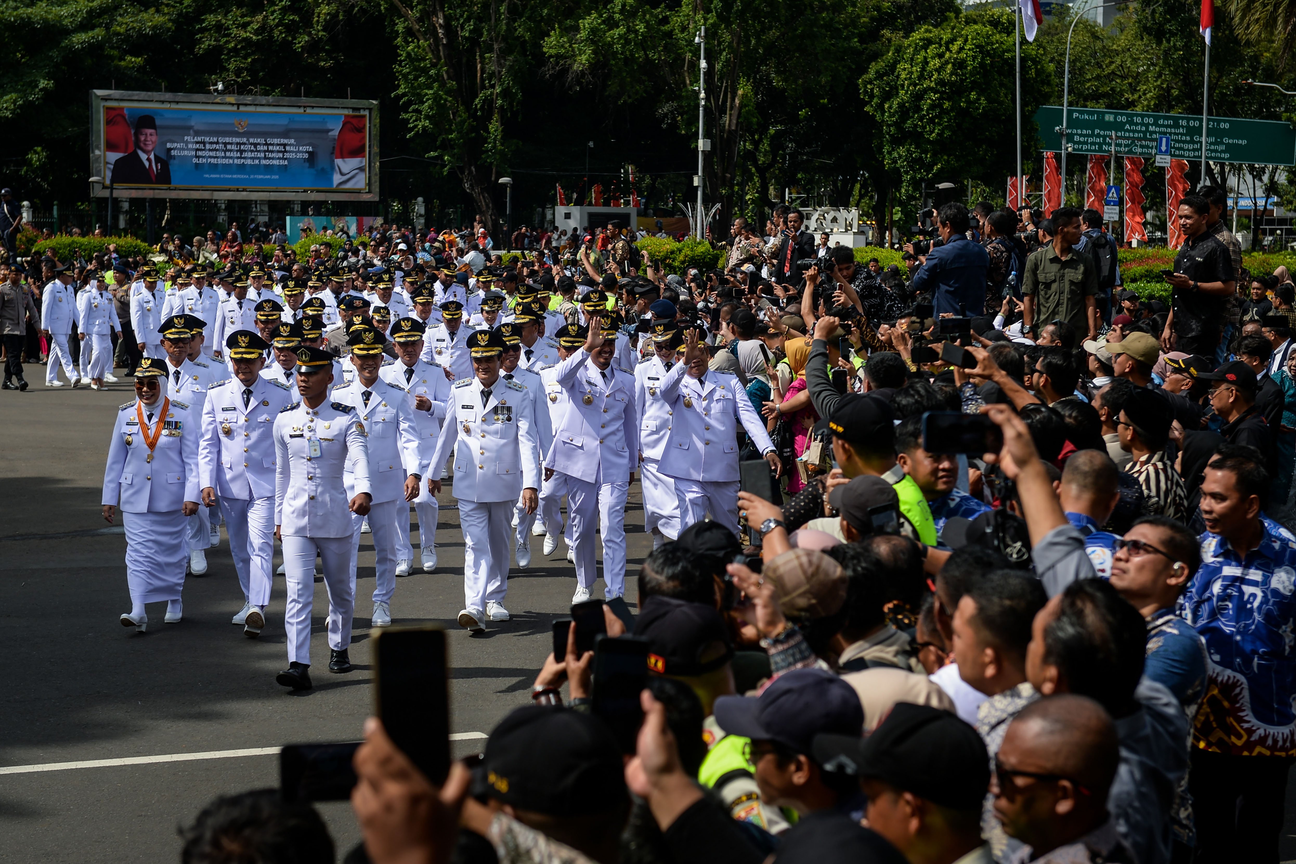 Sejumlah kepala daerah terpilih berjalan menuju kompleks Istana Kepresidenan untuk mengikuti upacara pelantikan di Jakarta, Kamis (20/2/2025). Presiden Prabowo Subianto melantik sebanyak 961 kepala daerah yang terdiri dari 33 gubernur dan 33 wakil gubernur, 363 bupati, 362 wakil bupati, 85 wali kota dan 85 wakil wali kota. 