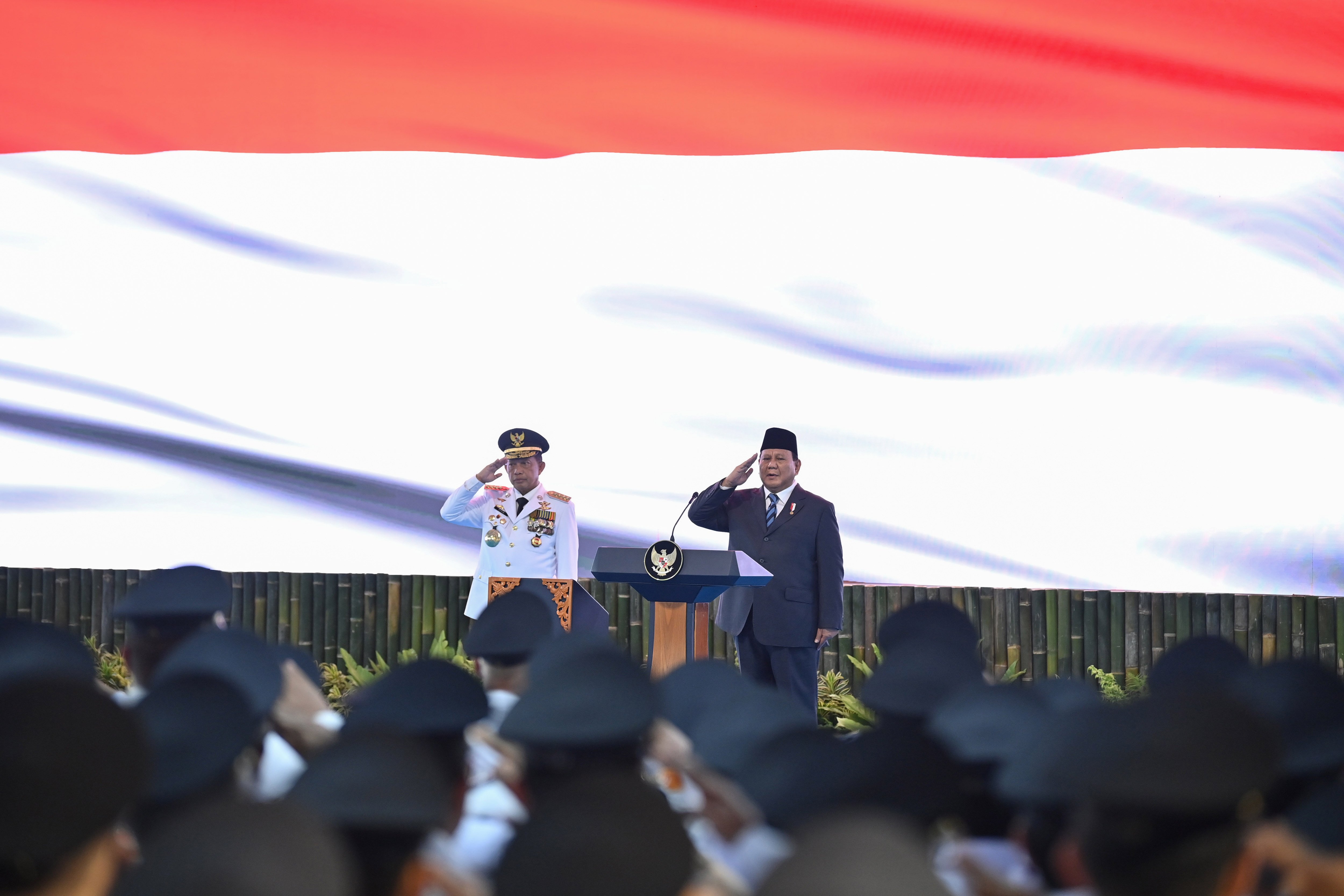 Presiden Prabowo Subianto (kanan) didampingi Mendagri Tito Karnavian hormat saat menyanyikan lagu Indonesia Raya dalam upacara pelantikan kepala daerah terpilih di kompleks Istana Kepresidenan, Jakarta, Kamis (20/2/2025). Presiden Prabowo Subianto melantik sebanyak 961 kepala daerah yang terdiri dari 33 gubernur dan 33 wakil gubernur, 363 bupati, 362 wakil bupati, 85 wali kota, dan 85 wakil wali kota dalam upacara tersebut.