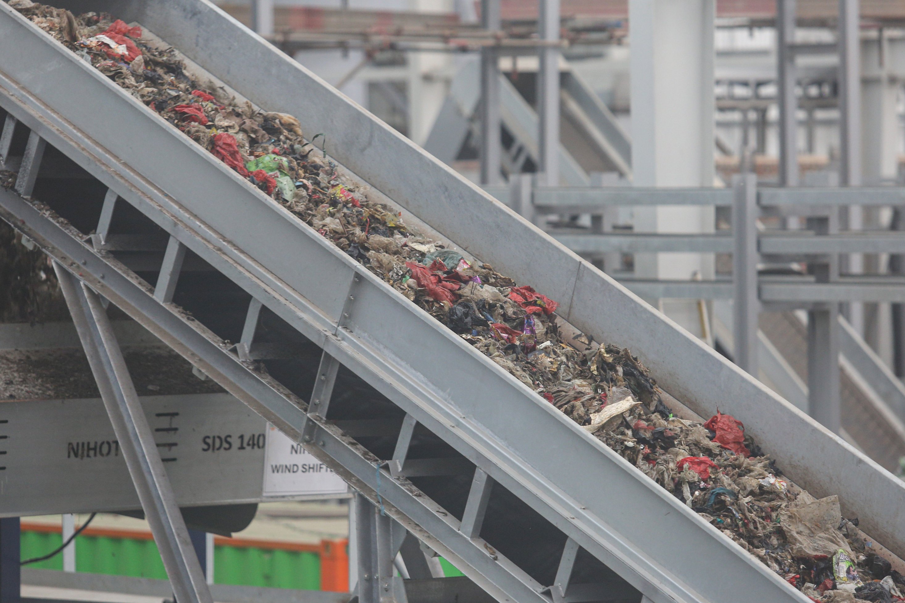 Sampah yang diolah di Refuse Derived Fuel (RDF) Plant Rorotan, Jakarta Utara, Selasa (25/2/2025). Pabrik pengolahan sampah yang mampu mengolah sebanyak 2.500 ton sampah per hari yang diubah menjadi bahan bakar alternatif ini menjadi solusi untuk mengurangi sekitar 30% volume sampah Jakarta yang dikirim ke Tempat Pengolahan Sampah Terpadu (TPST) Bantargebang.