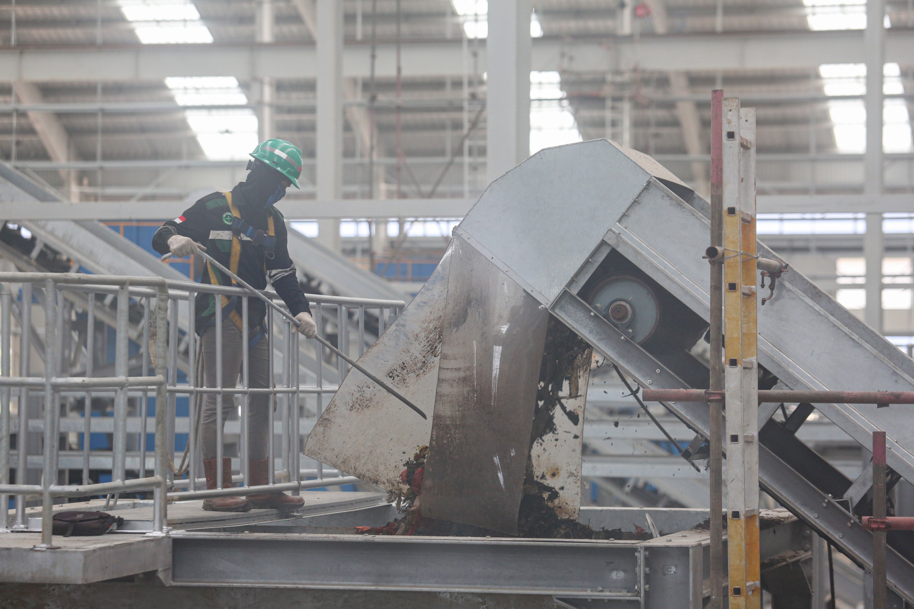 Pekerja memantau proses pengolahan sampah di Refuse Derived Fuel (RDF) Plant Rorotan, Jakarta Utara, Selasa (25/2/2025). Pabrik pengolahan sampah yang mampu mengolah sebanyak 2.500 ton sampah per hari yang diubah menjadi bahan bakar alternatif ini menjadi solusi untuk mengurangi sekitar 30% volume sampah Jakarta yang dikirim ke Tempat Pengolahan Sampah Terpadu (TPST) Bantargebang.