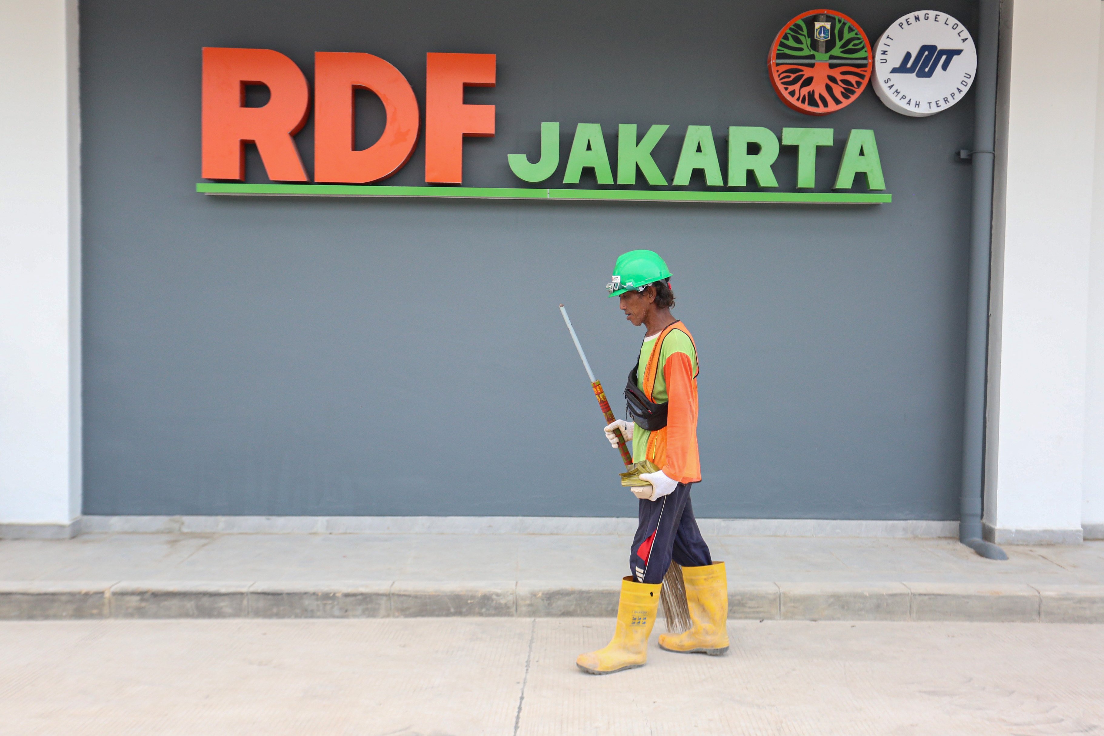 Pekerja beraktivitas di Refuse Derived Fuel (RDF) Plant Rorotan, Jakarta Utara, Selasa (25/2/2025). Pabrik pengolahan sampah yang mampu mengolah sebanyak 2.500 ton sampah per hari yang diubah menjadi bahan bakar alternatif ini menjadi solusi untuk mengurangi sekitar 30% volume sampah Jakarta yang dikirim ke Tempat Pengolahan Sampah Terpadu (TPST) Bantargebang.