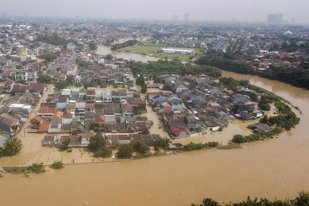 Foto udara luapan air sungai yang merendam perumahan Kemang IFI, Jatirasa, Bekasi, Jawa Barat, Selasa (4/3/2025). Menurut data BPBD Kota Bekasi terdapat 20 titik banjir di Bekasi akibat luapan sungai di Bekasi dengan ketinggian 20 - 300 cm.
