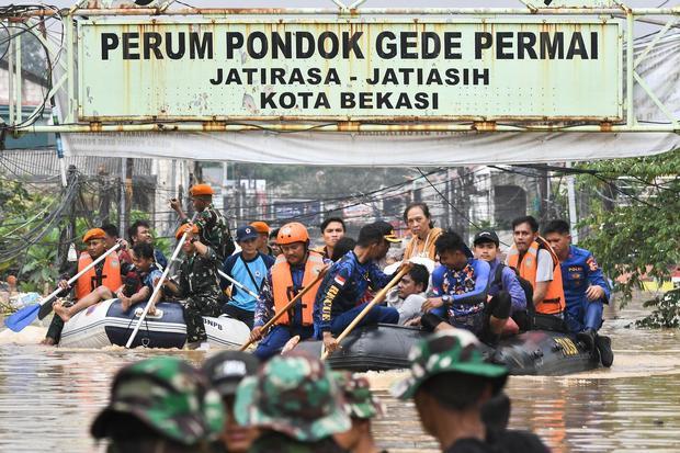 Petugas gabungan dari TNI, Polri dan BNPB mengevakuasi warga korban banjir dengan perahu karet di perumahan Pondok Gede Permai, Bekasi, Jawa Barat, Selasa (4/3/2025). Menurut data BPBD Kota Bekasi 20 titik banjir di Bekasi akibat luapan dari pertemuan Kali Cikeas dan Kali Cilengsi dengan ketinggian 20 - 300 cm.