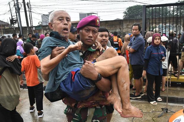 Prajurit TNI mengevakuasi warga lanjut usia yang terdampak banjir di perumahan Pondok Gede Permai ke Gudang BNPB di Jatirasa, Bekasi, Jawa Barat, Selasa (4/3/2025). Menurut data Pemerintah Kota Bekasi jumlah korban terdampak banjir mencapai 16.000 jiwa dan sekitar 5.000 jiwa dari jumlah tersebut telah mengungsi.