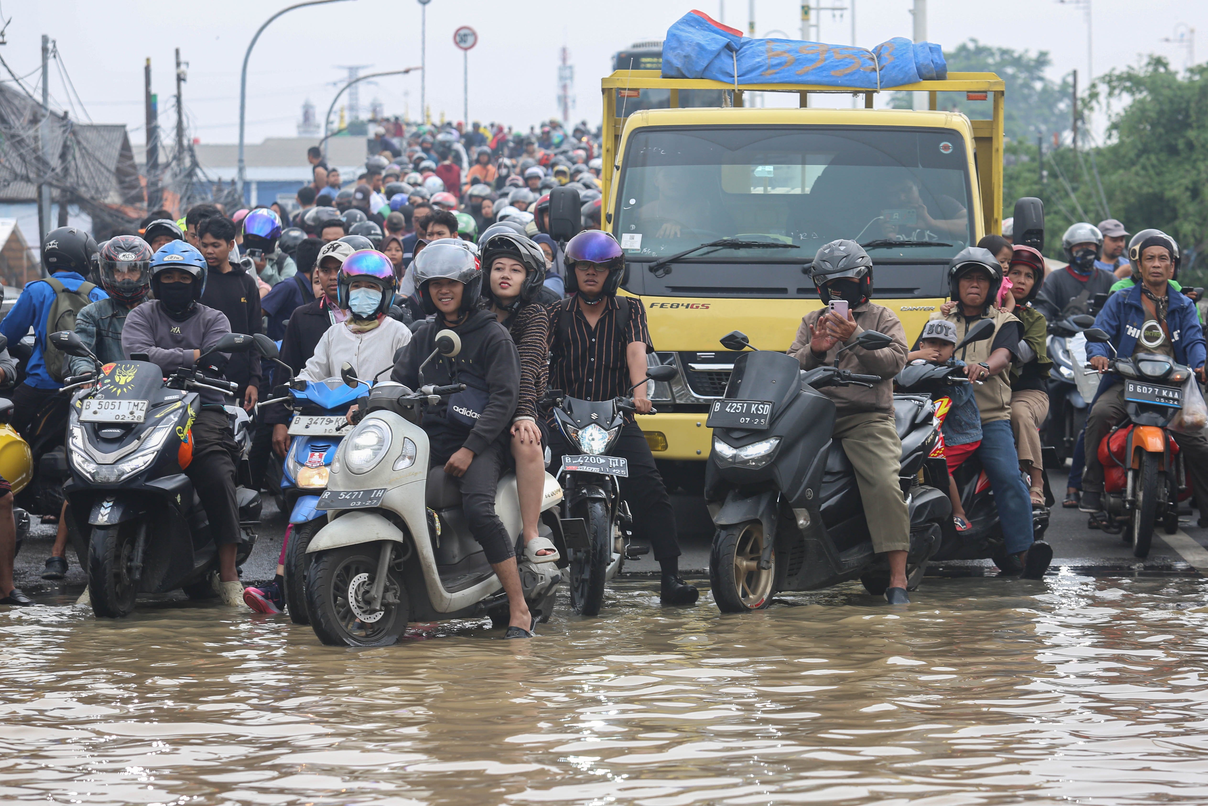 Sejumlah pengendara terjebak kemacetan saat banjir merendam wilayah Cililitan, Kramat Jati, Jakarta Timur, Selasa (4/3/2025), Banjir yang merendam wilayah tersebut dengan ketinggian air mulai dari 30 cm hingga 300 cm itu disebabkan oleh meluapnya kali Ciliwung.