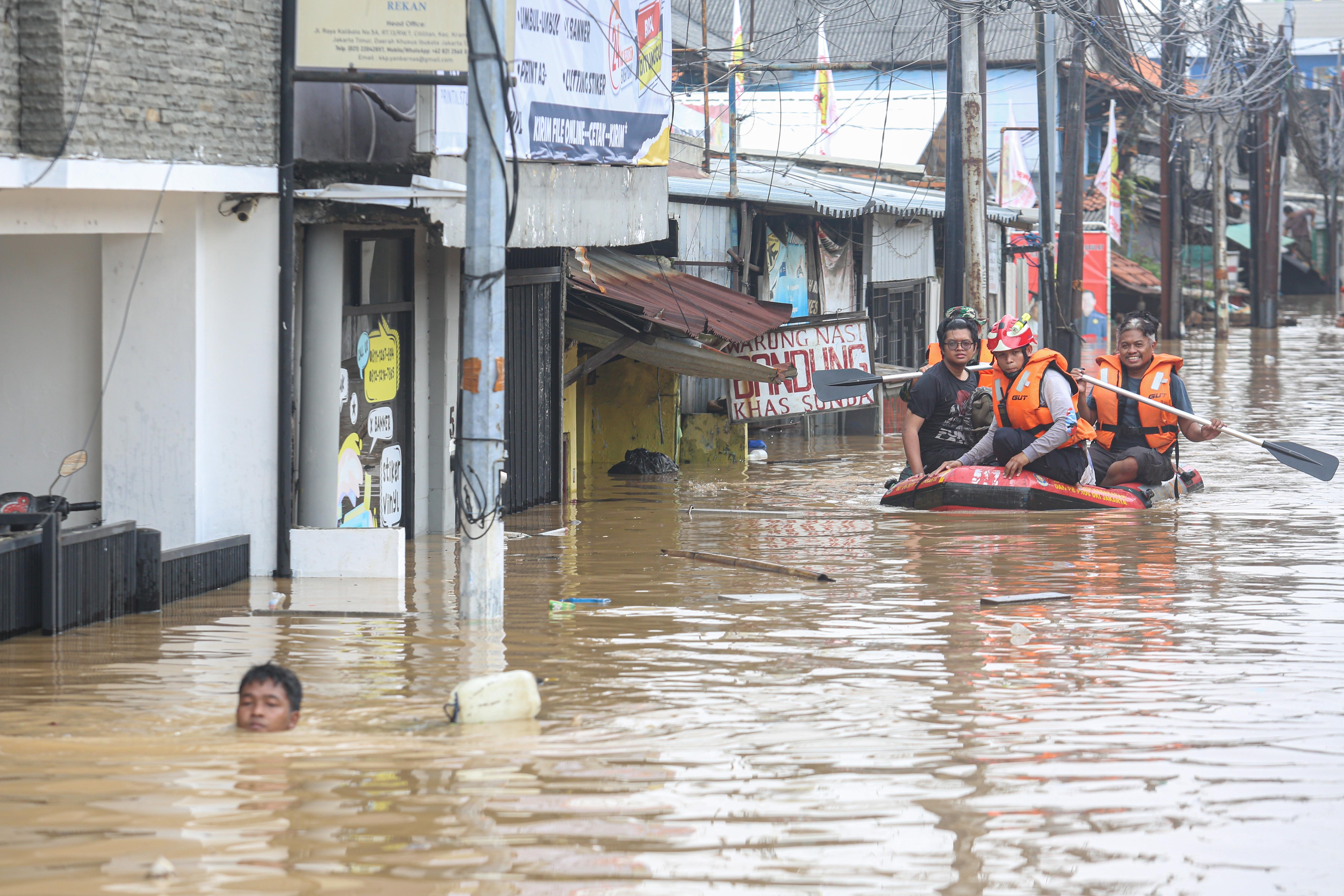 Petugas Gulkarmat dan TNI mengevakuasi warga menggunakan perahu karet saat banjir merendam wilayah Cililitan, Kramat Jati, Jakarta Timur, Selasa (4/3/2025), Banjir yang merendam wilayah tersebut dengan ketinggian air mulai dari 30 cm hingga 300 cm itu disebabkan oleh meluapnya kali Ciliwung.