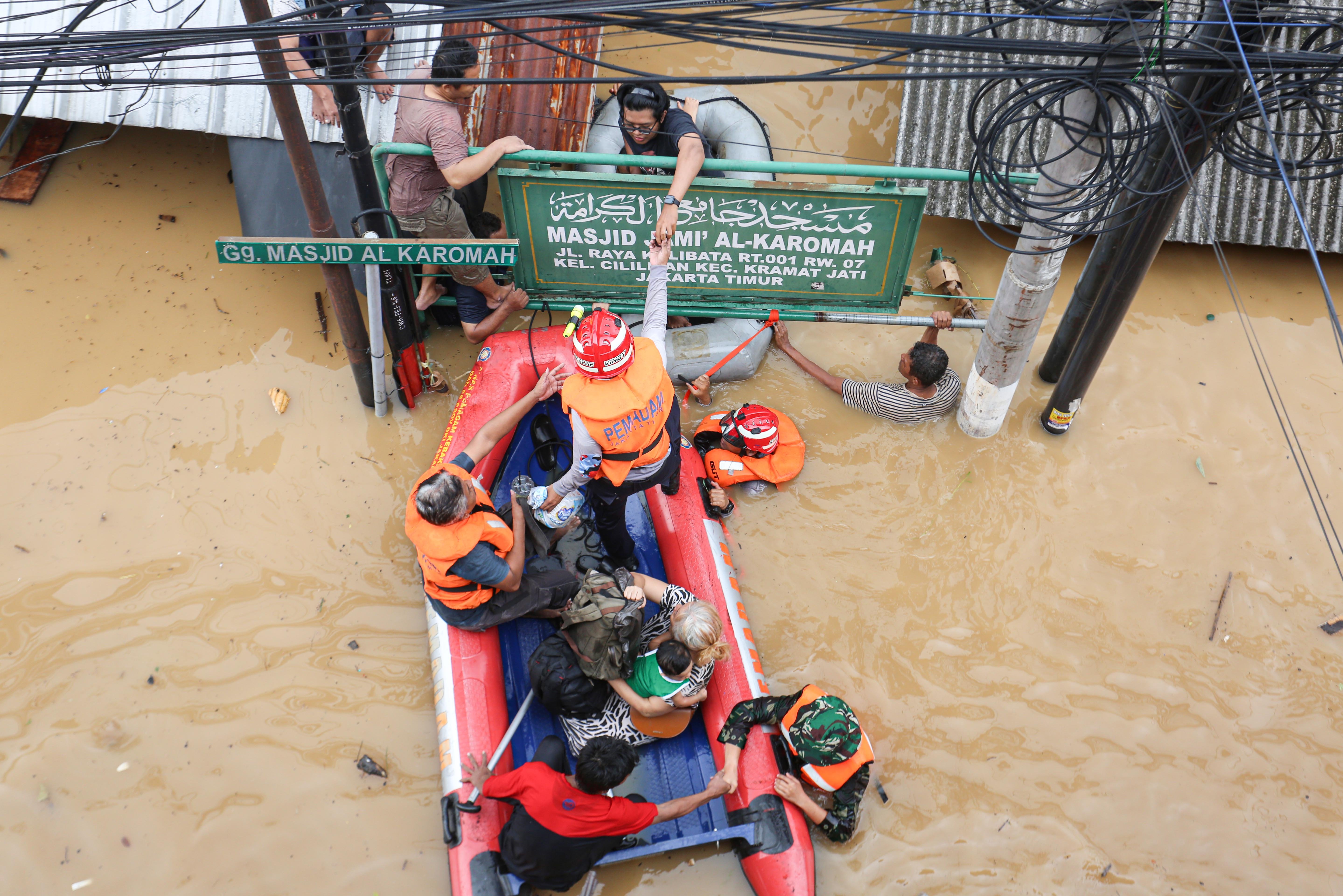 Petugas Gulkarmat dan TNI berusaha mengevakuasi warga menggunakan perahu karet saat banjir merendam wilayah Cililitan, Kramat Jati, Jakarta Timur, Selasa (4/3/2025), Banjir yang merendam wilayah tersebut dengan ketinggian air mulai dari 30 cm hingga 300 cm itu disebabkan oleh meluapnya kali Ciliwung.