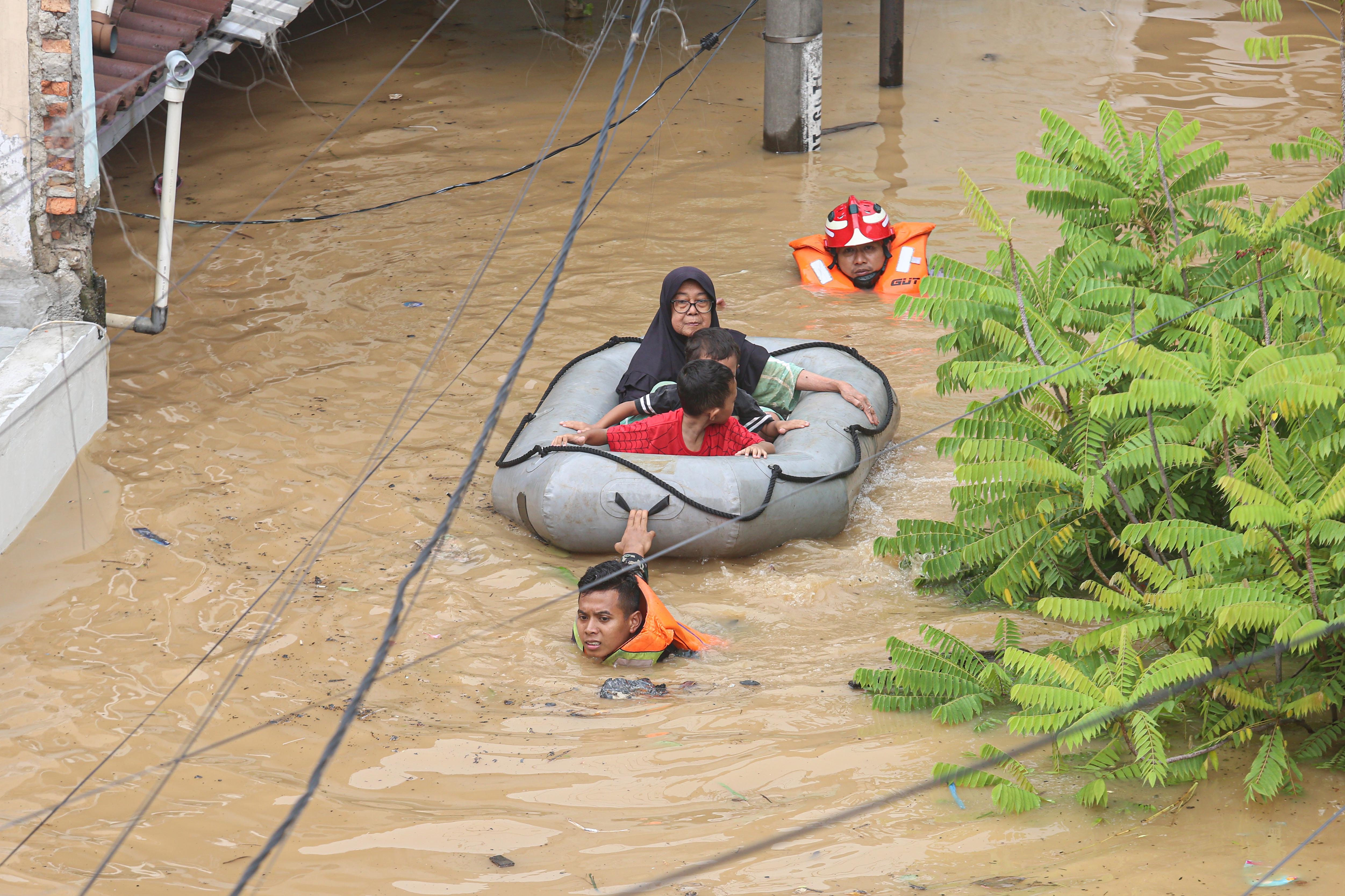 Petugas Gulkarmat mengevakuasi warga menggunakan perahu karet saat banjir merendam wilayah Cililitan, Kramat Jati, Jakarta Timur, Selasa (4/3/2025), Banjir yang merendam wilayah tersebut dengan ketinggian air mulai dari 30 cm hingga 300 cm itu disebabkan oleh meluapnya kali Ciliwung.