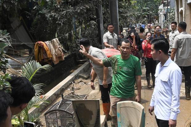 Wakil Presiden Gibran Rakabuming Raka (kanan) berbincang dengan warga yang terdampak banjir di Perumahan Pondok Gede Permai, Jatirasa, Bekasi, Jawa Barat, Rabu (5/3/2025). Wapres Gibran Rakabuming Raka juga meninjau rumah warga yang terdampak banjir, meninjau tanggul Kali Bekasi dan memberi bantuan.