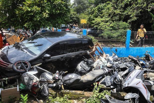 Warga mengamati mobil dan motor yang terdampak banjir luapan Kali Bekasi di Sekolah Permata Sakti di Perumahan Pondok Gede Permai (PGP), Jatirasa, Bekasi, Jawa Barat, Rabu (5/3/2025). Pascabanjir pada (4/3) warga terdampak banjir luapan Kali Bekasi membersihkan lumpur yang masuk ke rumah dan akses jalan sudah bisa dilalui kendaraan bermotor.