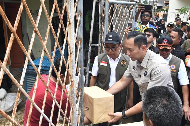 Menteri Koordinator Bidang Pembangunan Manusia dan Kebudayaan Pratikno (ketiga kanan) bersama Menteri koordinator Bidang Infrastruktur dan Pembangunan Kewilayahan Agus Harimurti Yudhoyono (kedua kanan) memberi bantuan kepada warga perumahan Duren Jaya yang terdampak banjir di Bekasi, Jawa Barat, Kamis (6/3/2025). Pada kunjungannya Menteri menggelar rapat koordinasi penanganan darurat banjir bersama pejabat setempat dan memberikan bantuan ke warga yang terdampak banjir.
