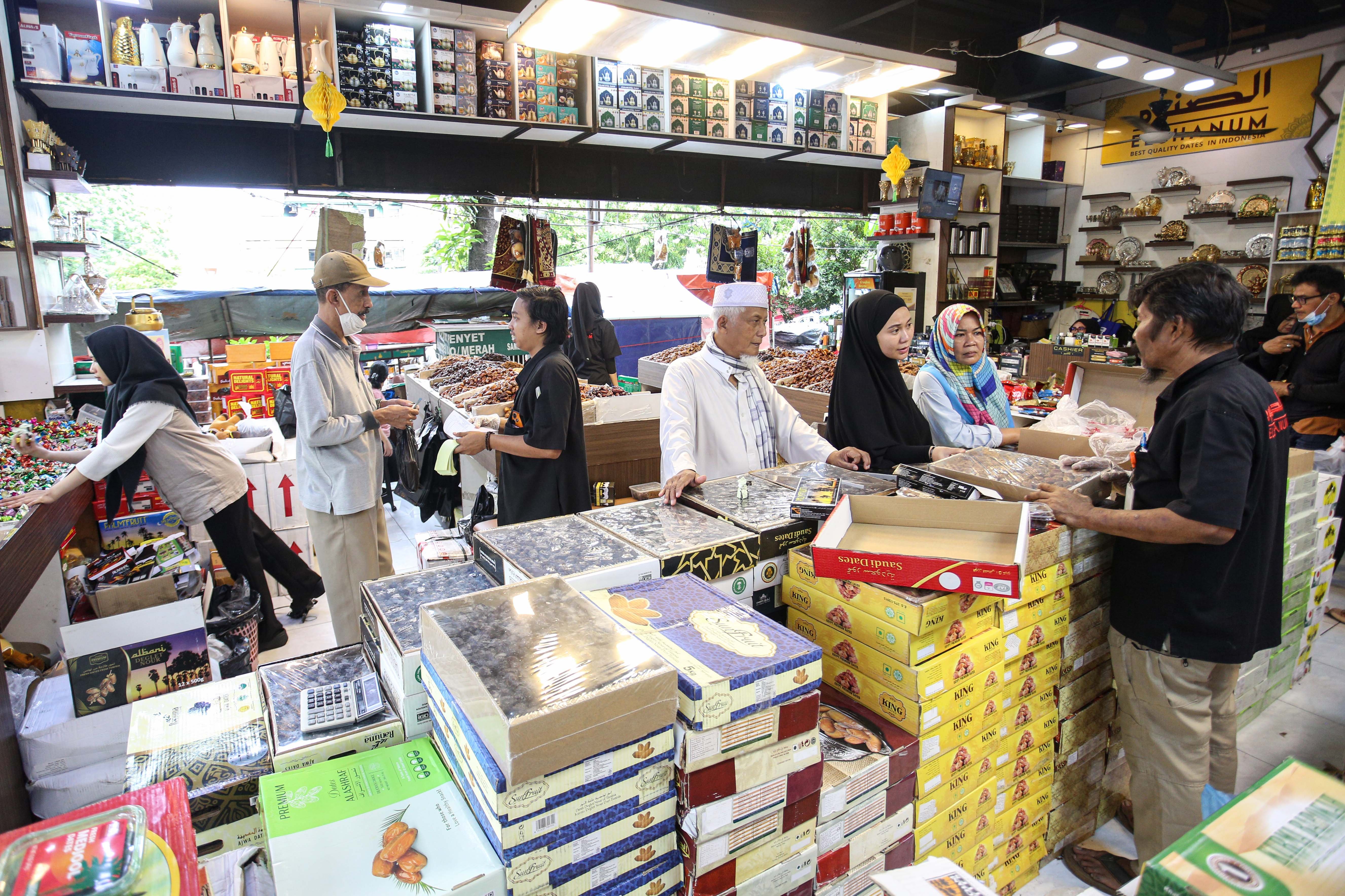Pembeli melihat berbagai jenis kurma yang dijual di Blok C Pasar Tanah Abang, Jakarta, Kamis (6/3/2025). Berdasarkan penuturan pedagang, penjualan kurma di bulan Ramadhan mengalami peningkatan hingga 70 persen dengan total pesanan mencapai 7000 kemasan per harinya. 