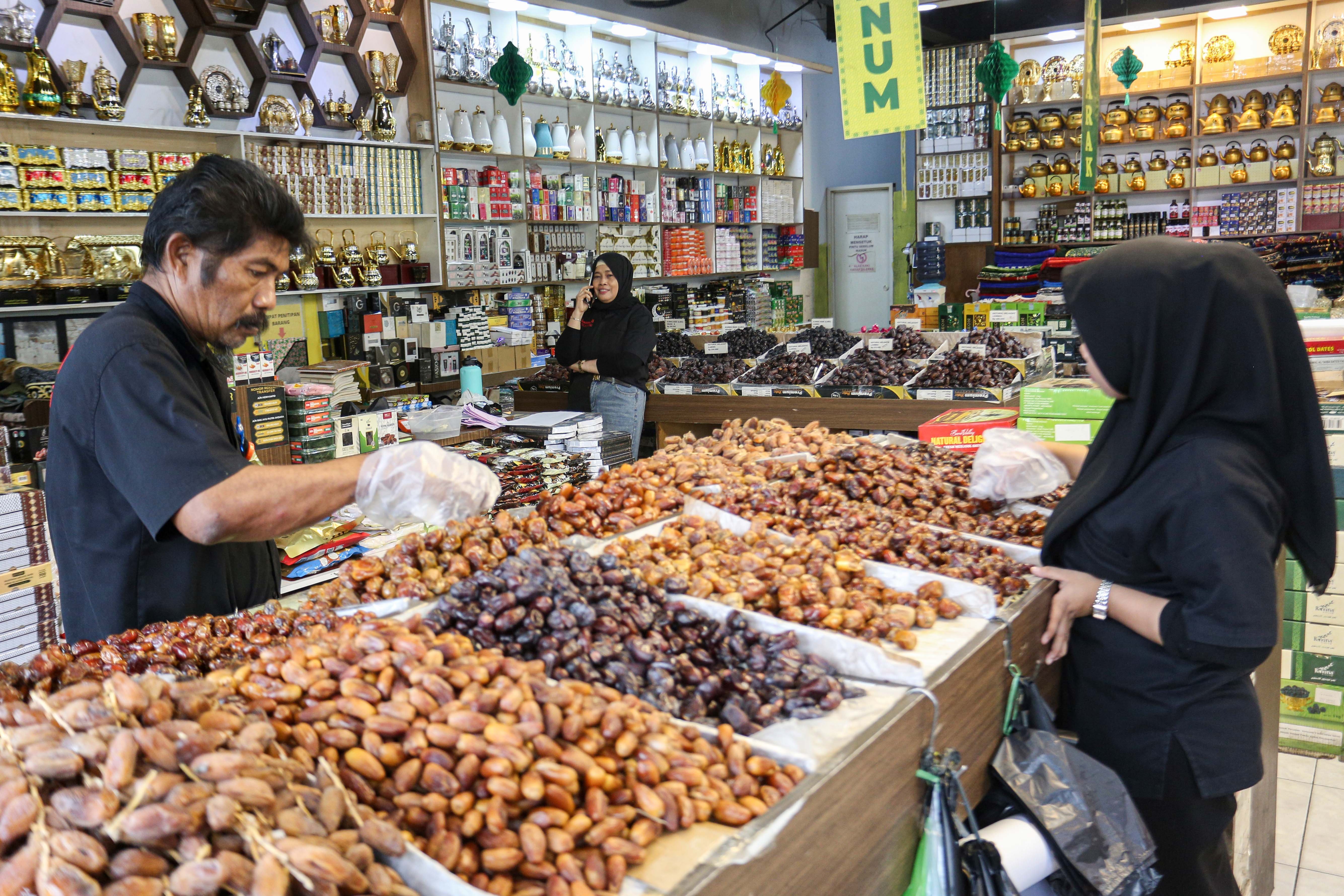 Pedagang menata kurma yang dijual di Blok C Pasar Tanah Abang, Jakarta, Kamis (6/3/2025). Berdasarkan penuturan pedagang, penjualan kurma di bulan Ramadhan mengalami peningkatan hingga 70 persen dengan total pesanan mencapai 7000 kemasan per harinya. 