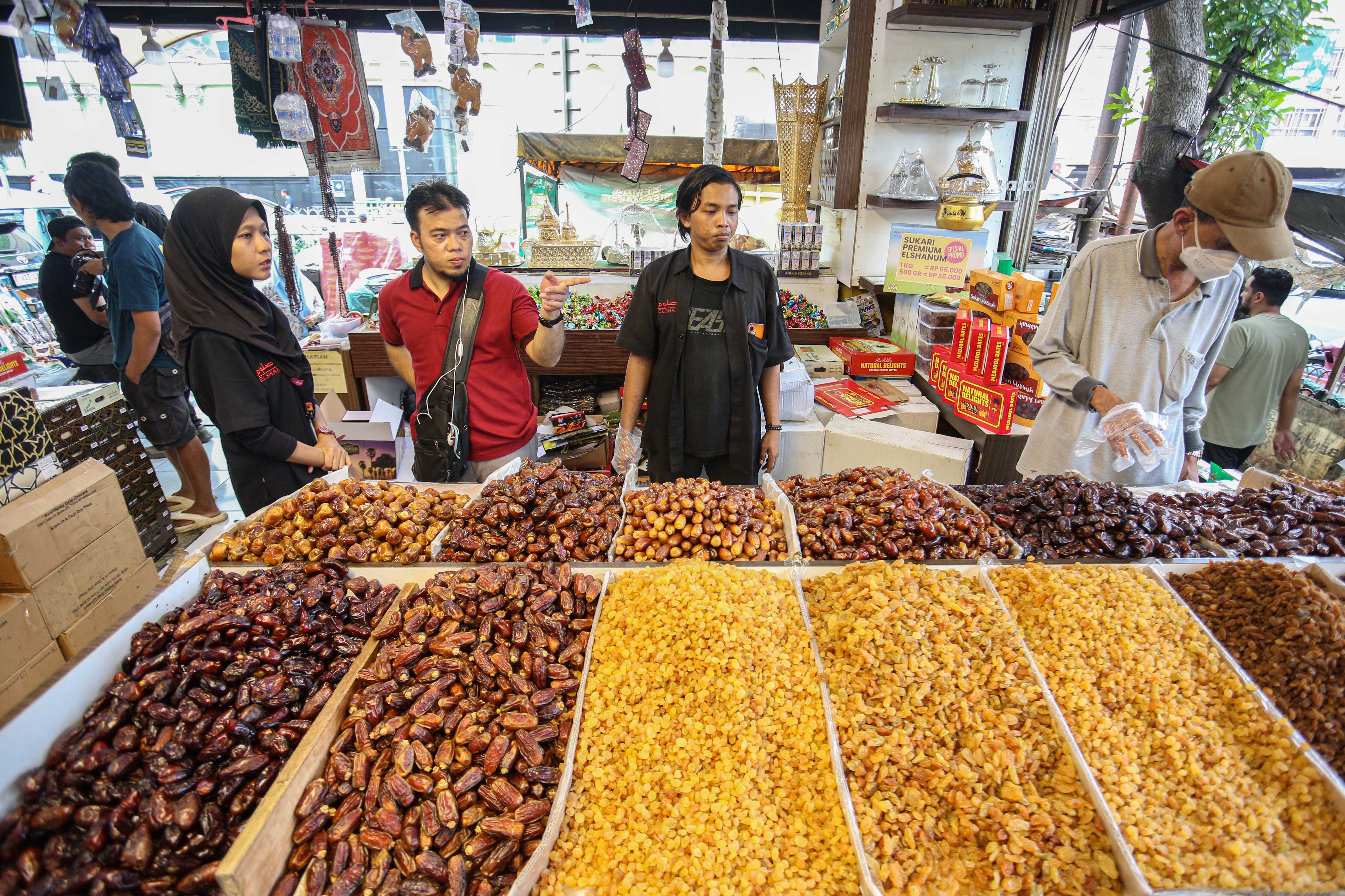 Pembeli melihat berbagai jenis kurma yang dijual di Blok C Pasar Tanah Abang, Jakarta, Kamis (6/3/2025). Berdasarkan penuturan pedagang, penjualan kurma di bulan Ramadhan mengalami peningkatan hingga 70 persen dengan total pesanan mencapai 7000 kemasan per harinya. 