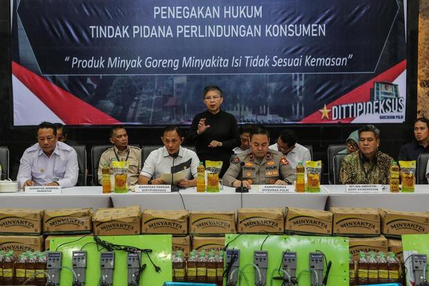 Kasatgas Pangan Dirtipideksus Polri Brigjen Pol Helfi Assegaf (kedua kiri) didampingi Karo Penmas Divisi Humas Polri Brigjen Pol Trunoyudo Wisnu Andiko (kedua kanan), Inspektur Jenderal Kementerian Pertanian Brigjen Kurniawan Affandi (kiri), dan Direktur Jenderal Industri Agro Kementerian Perindustrian Putu Juli Ardika (kanan) menyampaikan keterangan pers terkait produk minyak goreng Minyakita isi tidak sesuai kemasan di Lobby Bareskrim Polri, Jakarta, Selasa (11/3/2025). 