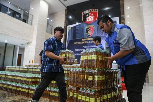 Petugas merapihkan barang bukti Minyakita usai konferensi pers terkait produk minyak goreng Minyakita isi tidak sesuai kemasan di Lobby Bareskrim Polri, Jakarta, Selasa (11/3/2025). Bareskrim Polri melalui Satgas Pangan mengungkap kasus minyak goreng Minyakita yang takarannya tidak sesuai dengan label yang ada pada kemasan dengan menyita barang bukti 450 dus kemasan pouch, 180 kemasan pouch bag, 250 krat kemasan botol, mesin pengisi, dan timbangan.