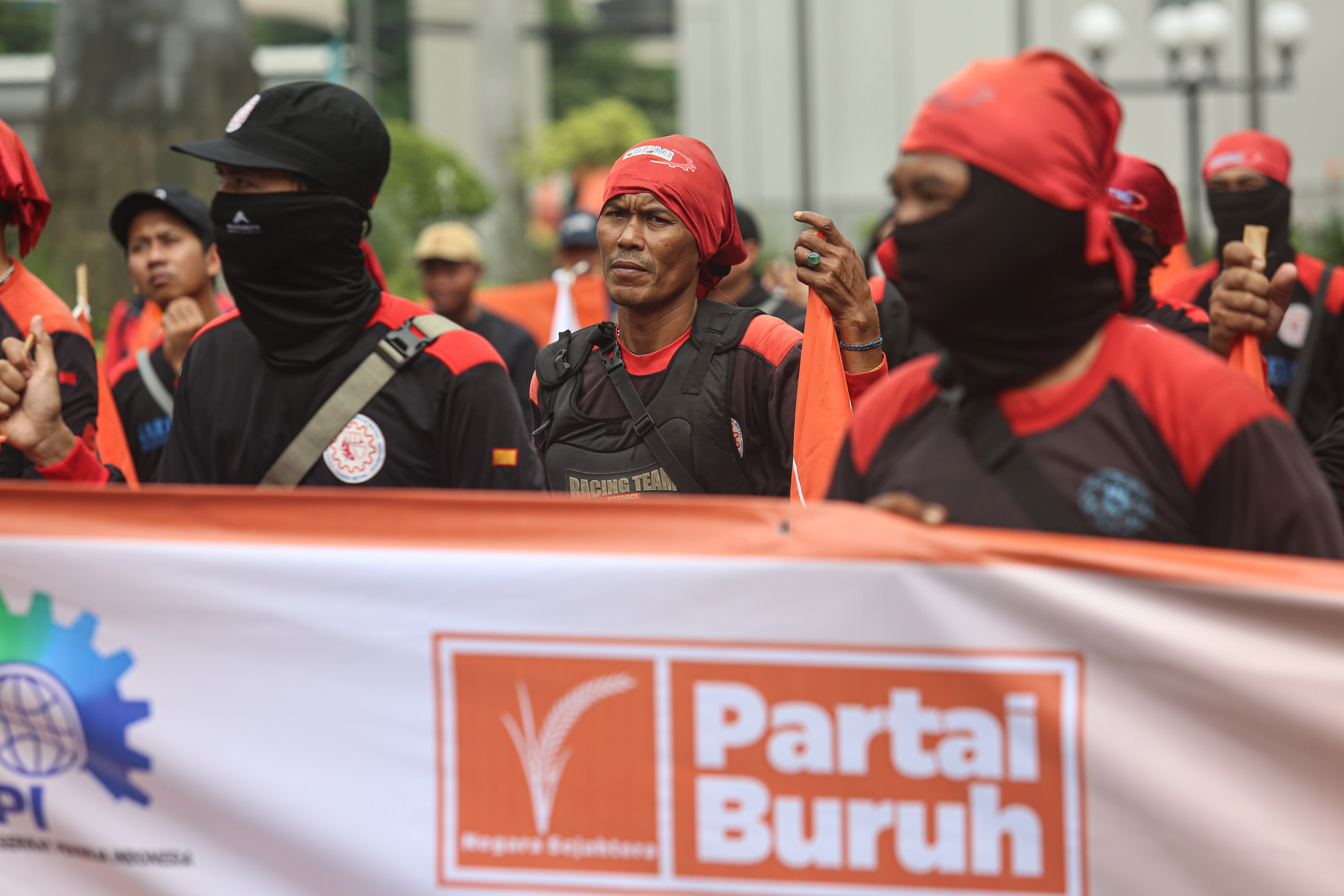 Sejumlah buruh menggelar aksi unjuk rasa di depan kantor Kementerian Ketenagakerjaan, Jakarta, Selasa (11/3/2025). Dalam aksinya tersebut mereka menyampaikan beberapa tuntutan salah satunya yakni stop badai pemutusan hubungan kerja (PHK) dan selamatkan industri Indonesia. 