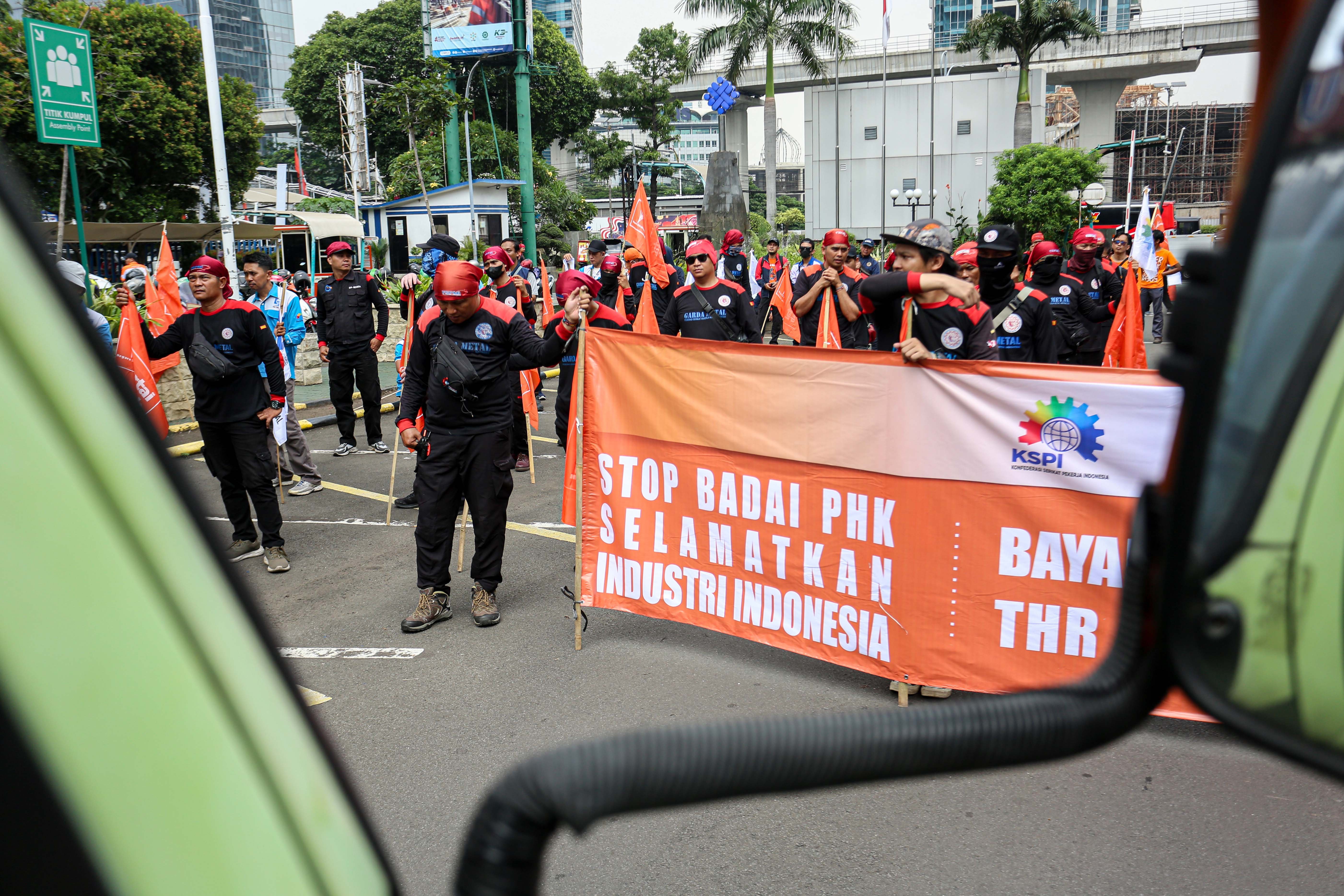 Sejumlah buruh menggelar aksi unjuk rasa di depan kantor Kementerian Ketenagakerjaan, Jakarta, Selasa (11/3/2025). Dalam aksinya tersebut mereka menyampaikan beberapa tuntutan salah satunya yakni stop badai pemutusan hubungan kerja (PHK) dan selamatkan industri Indonesia. 
