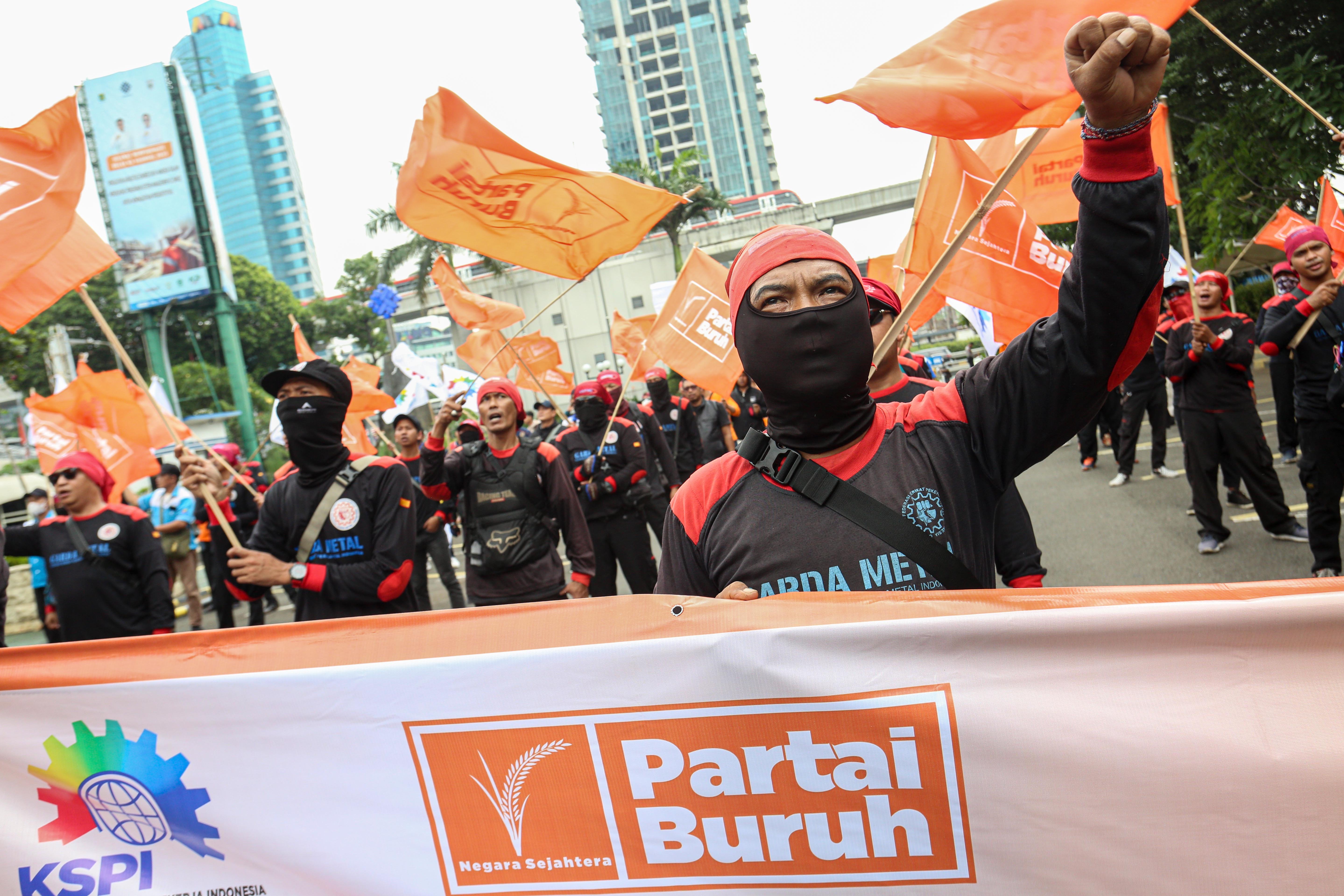 Sejumlah buruh menggelar aksi unjuk rasa di depan kantor Kementerian Ketenagakerjaan, Jakarta, Selasa (11/3/2025). Dalam aksinya tersebut mereka menyampaikan beberapa tuntutan salah satunya yakni stop badai pemutusan hubungan kerja (PHK) dan selamatkan industri Indonesia. 