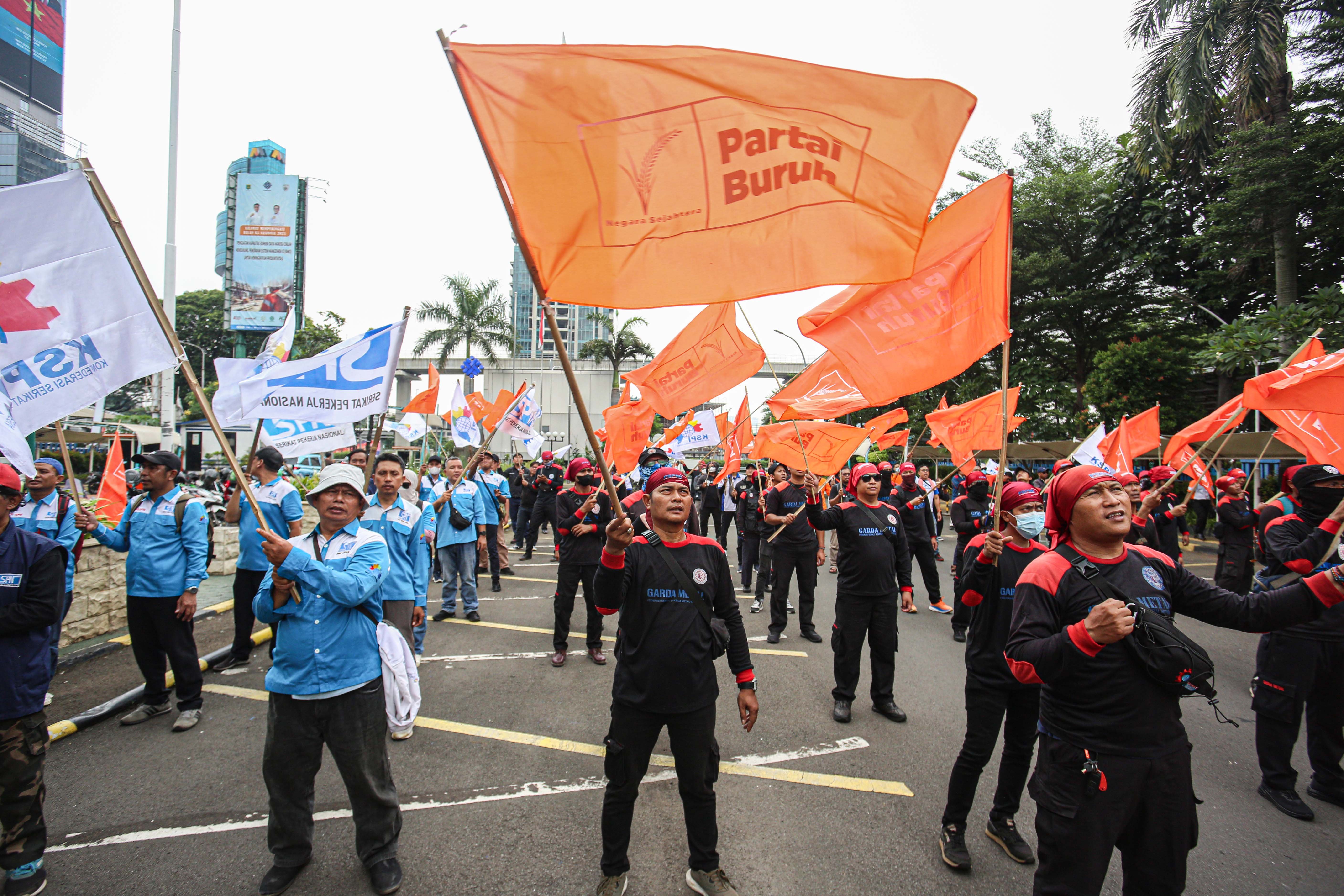 Sejumlah buruh menggelar aksi unjuk rasa di depan kantor Kementerian Ketenagakerjaan, Jakarta, Selasa (11/3/2025). Dalam aksinya tersebut mereka menyampaikan beberapa tuntutan salah satunya yakni stop badai pemutusan hubungan kerja (PHK) dan selamatkan industri Indonesia. 
