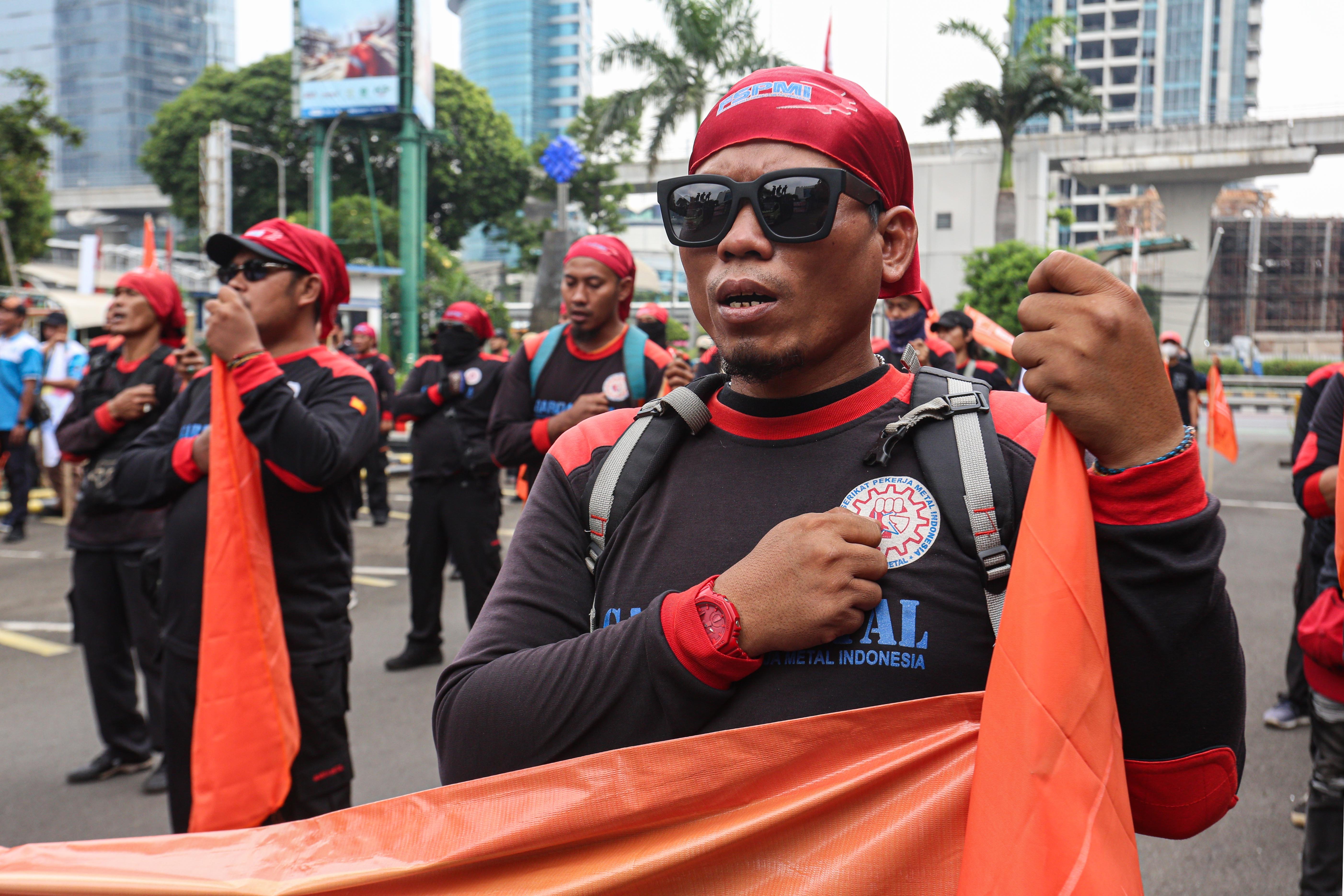 Sejumlah buruh menggelar aksi unjuk rasa di depan kantor Kementerian Ketenagakerjaan, Jakarta, Selasa (11/3/2025). Dalam aksinya tersebut mereka menyampaikan beberapa tuntutan salah satunya yakni stop badai pemutusan hubungan kerja (PHK) dan selamatkan industri Indonesia. 