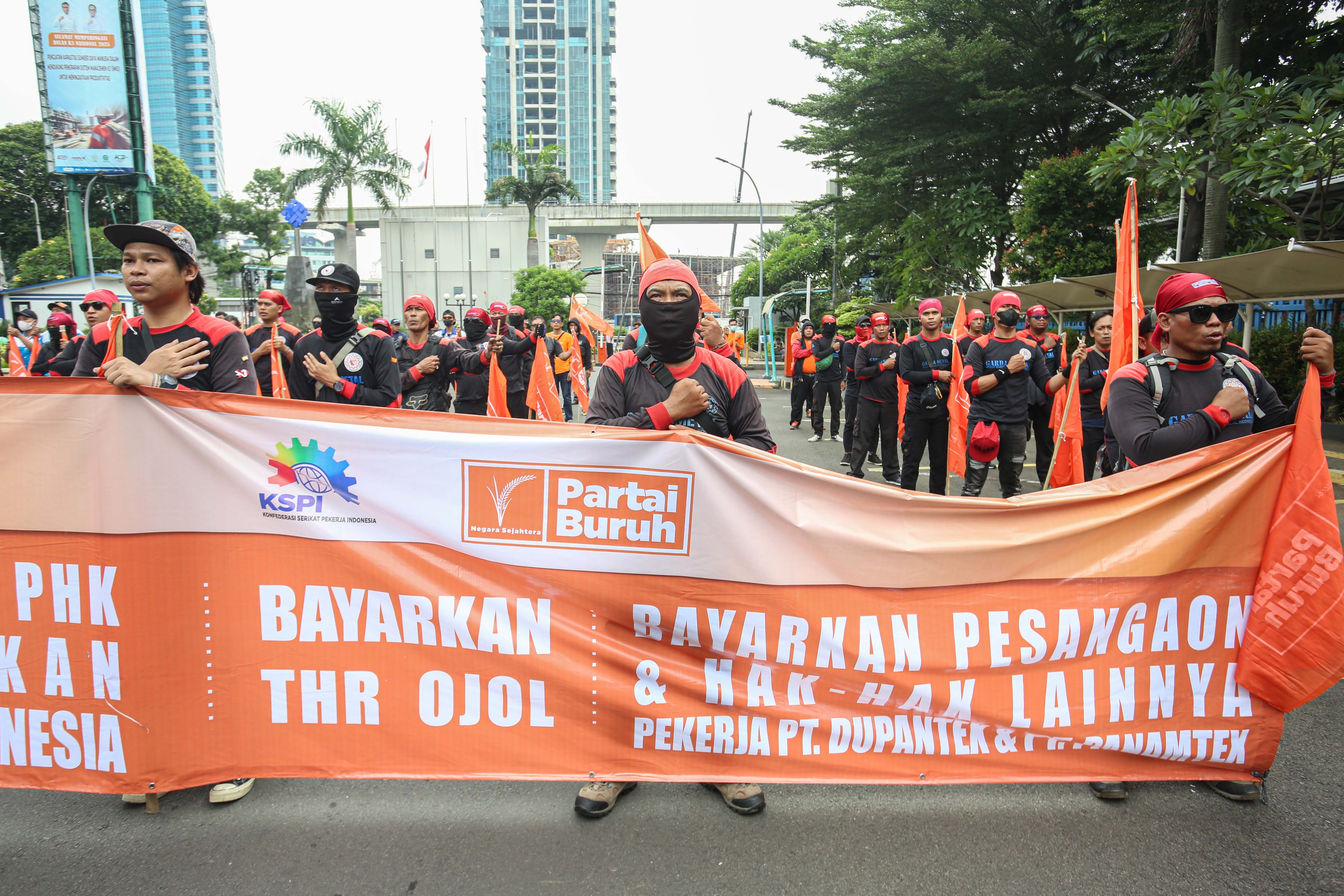 Sejumlah buruh menggelar aksi unjuk rasa di depan kantor Kementerian Ketenagakerjaan, Jakarta, Selasa (11/3/2025). Dalam aksinya tersebut mereka menyampaikan beberapa tuntutan salah satunya yakni stop badai pemutusan hubungan kerja (PHK) dan selamatkan industri Indonesia. 