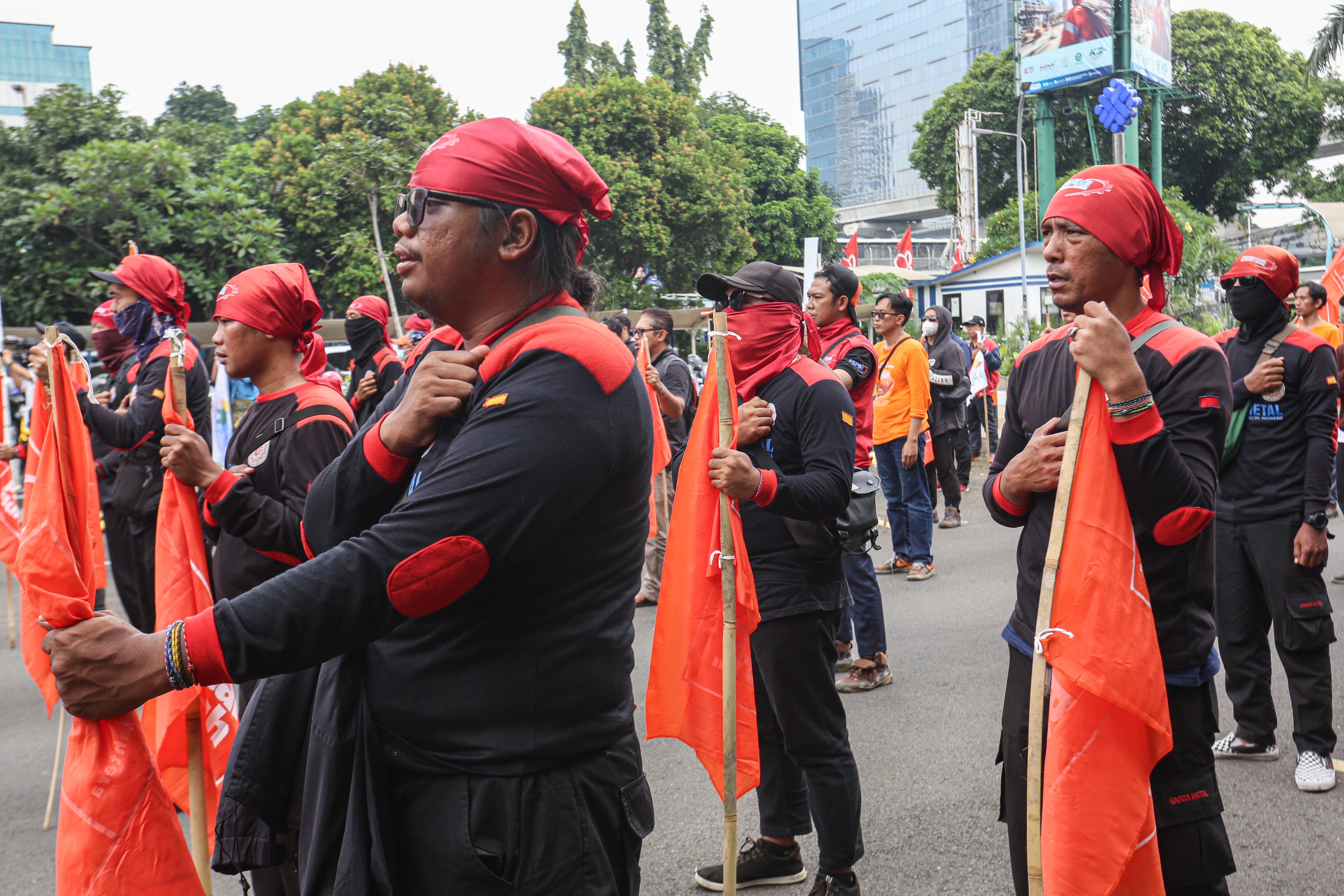 Sejumlah buruh menggelar aksi unjuk rasa di depan kantor Kementerian Ketenagakerjaan, Jakarta, Selasa (11/3/2025). Dalam aksinya tersebut mereka menyampaikan beberapa tuntutan salah satunya yakni stop badai pemutusan hubungan kerja (PHK) dan selamatkan industri Indonesia. 