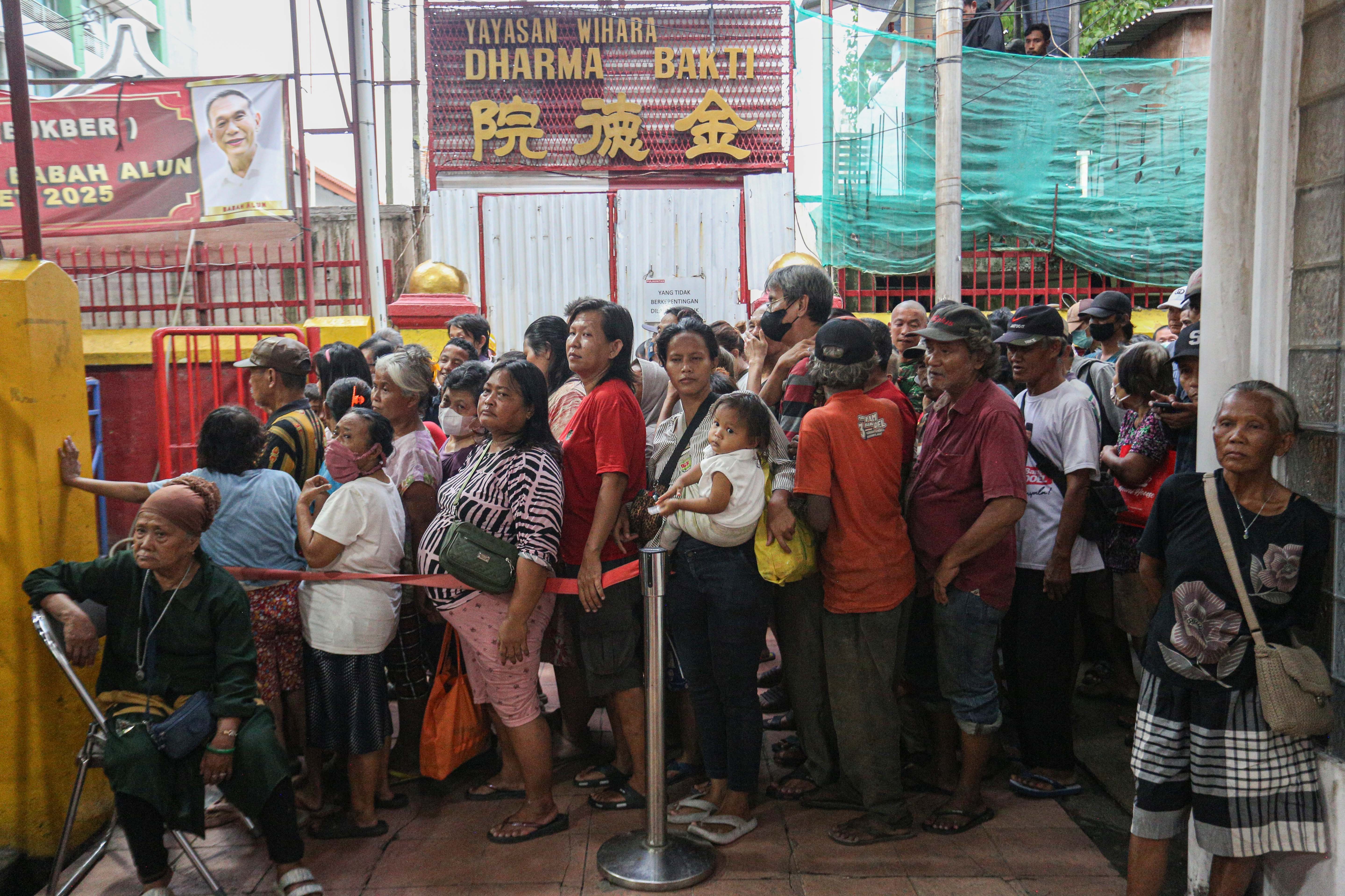 Sejumlah warga mengantre untuk mengikuti acara buka bersama di Vihara Dharma Bakti, Petak Sembilan, Glodok, Jakarta Barat, Senin (10/3/2025). Kegiatan yang digelar sebagai bentuk toleransi antar umat beragama dengan membagikan 350 porsi makanan buka puasa bagi umat muslim tersebut berlangsung hingga 24 Maret 2025. 