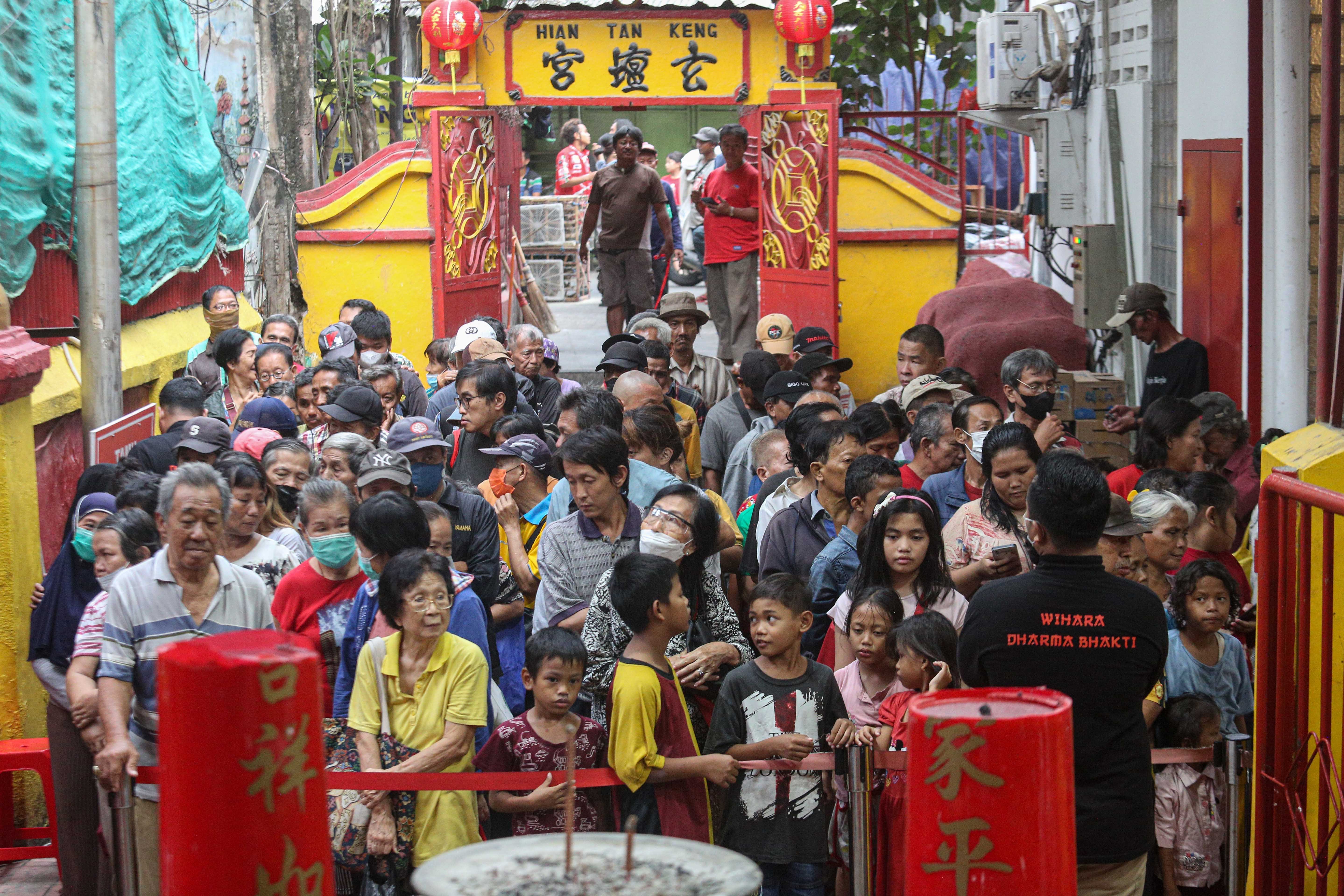 Sejumlah warga mengantre untuk mengikuti acara buka bersama di Vihara Dharma Bakti, Petak Sembilan, Glodok, Jakarta Barat, Senin (10/3/2025). Kegiatan yang digelar sebagai bentuk toleransi antar umat beragama dengan membagikan 350 porsi makanan buka puasa bagi umat muslim tersebut berlangsung hingga 24 Maret 2025. 