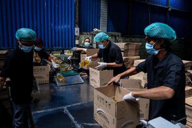 Pekerja memasukkan MinyaKita ke dalam kardus di salah satu distributor kawasan Batu Ceper, Kota Tangerang, Banten, Rabu (12/3/2025). Kementerian Perdagangan memastikan pasokan MinyaKita tetap berjalan lancar sesuai takaran setelah sempat muncul kasus peredaran kemasan isi ulang dan botol berisi kurang dari satu liter.