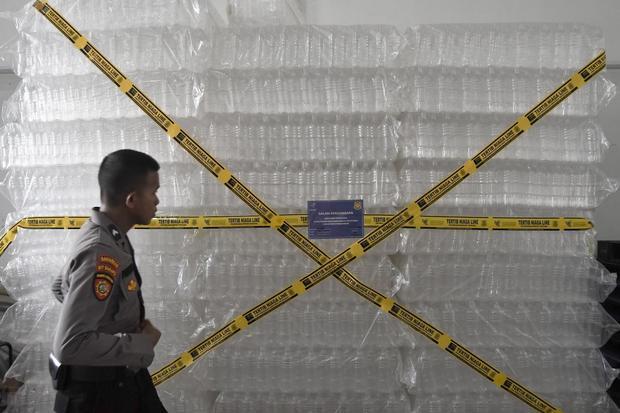 Anggota Kepolisian berjaga disamping tumpukan botol kosong Minyakita yang telah disegel Kementerian Perdagangan di PT Artha Eka Global Asia di Kabupaten Karawang, Jawa Barat, Kamis (13/5/2025). Dari hasil ekspose Kementerian Perdagangan menemukan pelanggaran aturan ketentuan takaran Minyakita dari 1000 ml atau 1 liter menjadi 800 ml dan menyita 140 dus Minyakita serta 32.284 botol yang siap diisi.