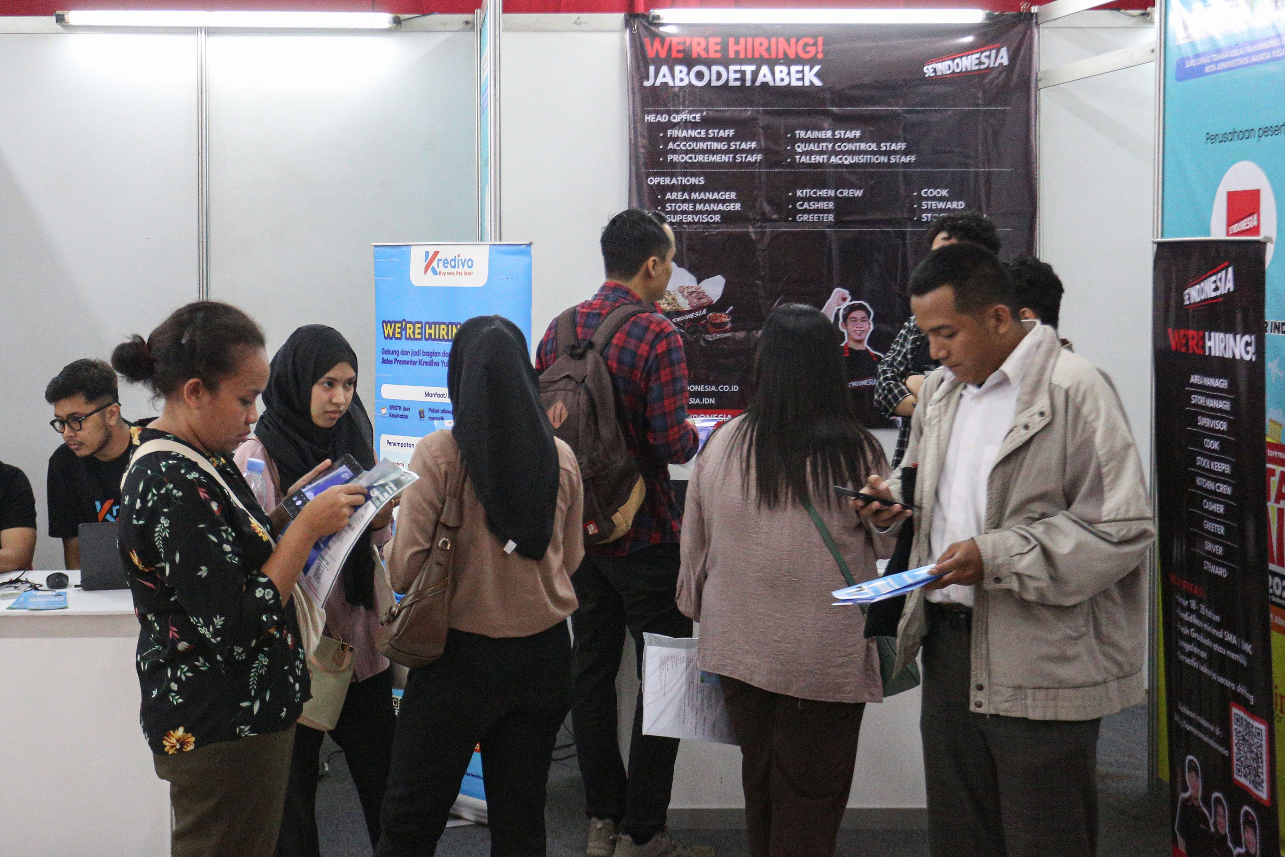 Pencari kerja melihat informasi lowongan kerja yang tersedia saat berlangsungnya bursa kerja di Mal Thamrin City, Jakarta Pusat, Rabu (12/3/2025). Bursa kerja yang digelar oleh Suku Dinas Tenaga Kerja, Transmigrasi dan Energi Jakarta Pusat tersebut diikuti oleh 40 perusahaan yang menawarkan sebanyak 2.708 lowongan pekerjaan. 
