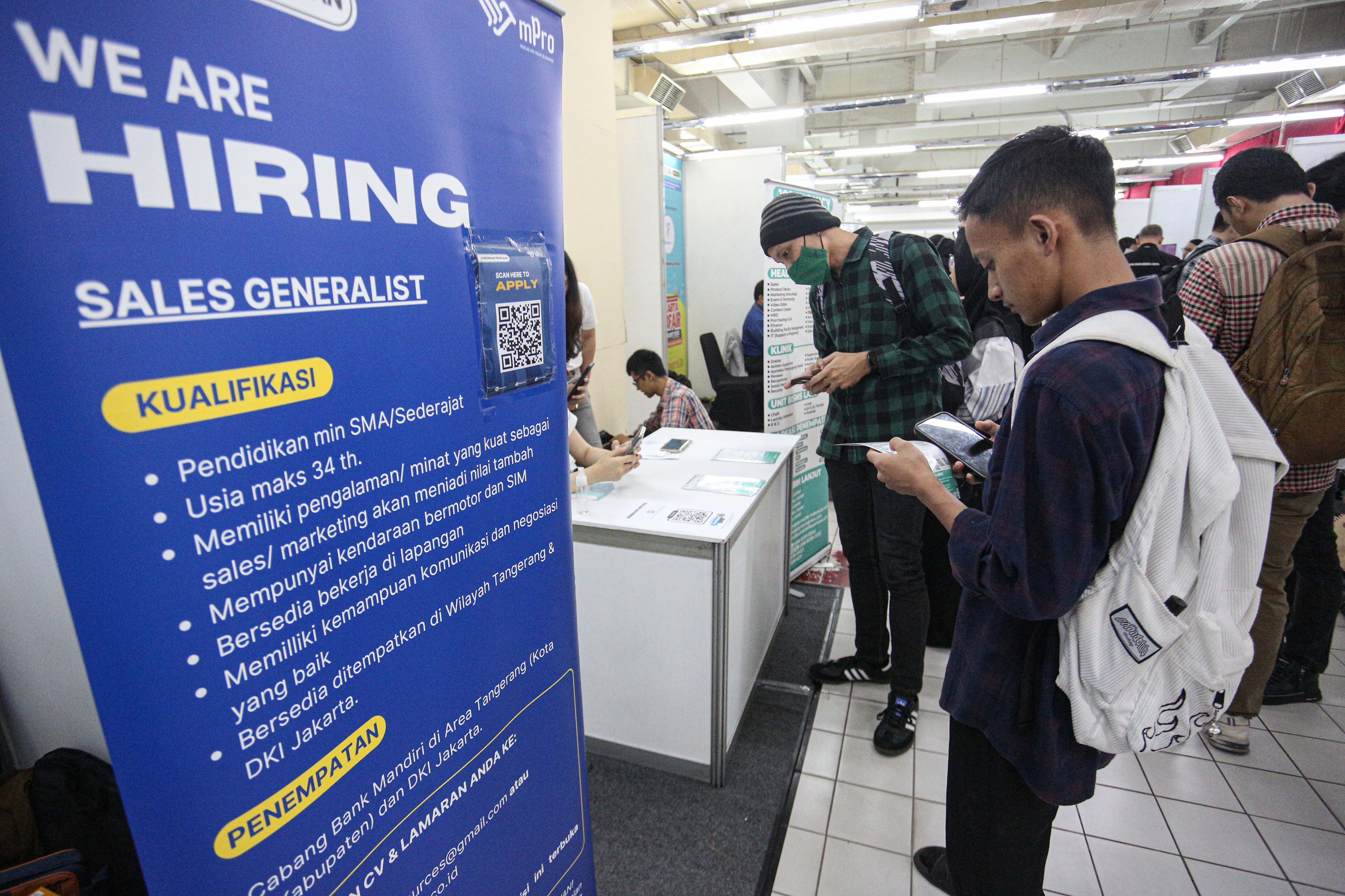 Pencari kerja melihat informasi lowongan kerja yang tersedia saat berlangsungnya bursa kerja di Mal Thamrin City, Jakarta Pusat, Rabu (12/3/2025). Bursa kerja yang digelar oleh Suku Dinas Tenaga Kerja, Transmigrasi dan Energi Jakarta Pusat tersebut diikuti oleh 40 perusahaan yang menawarkan sebanyak 2.708 lowongan pekerjaan. 