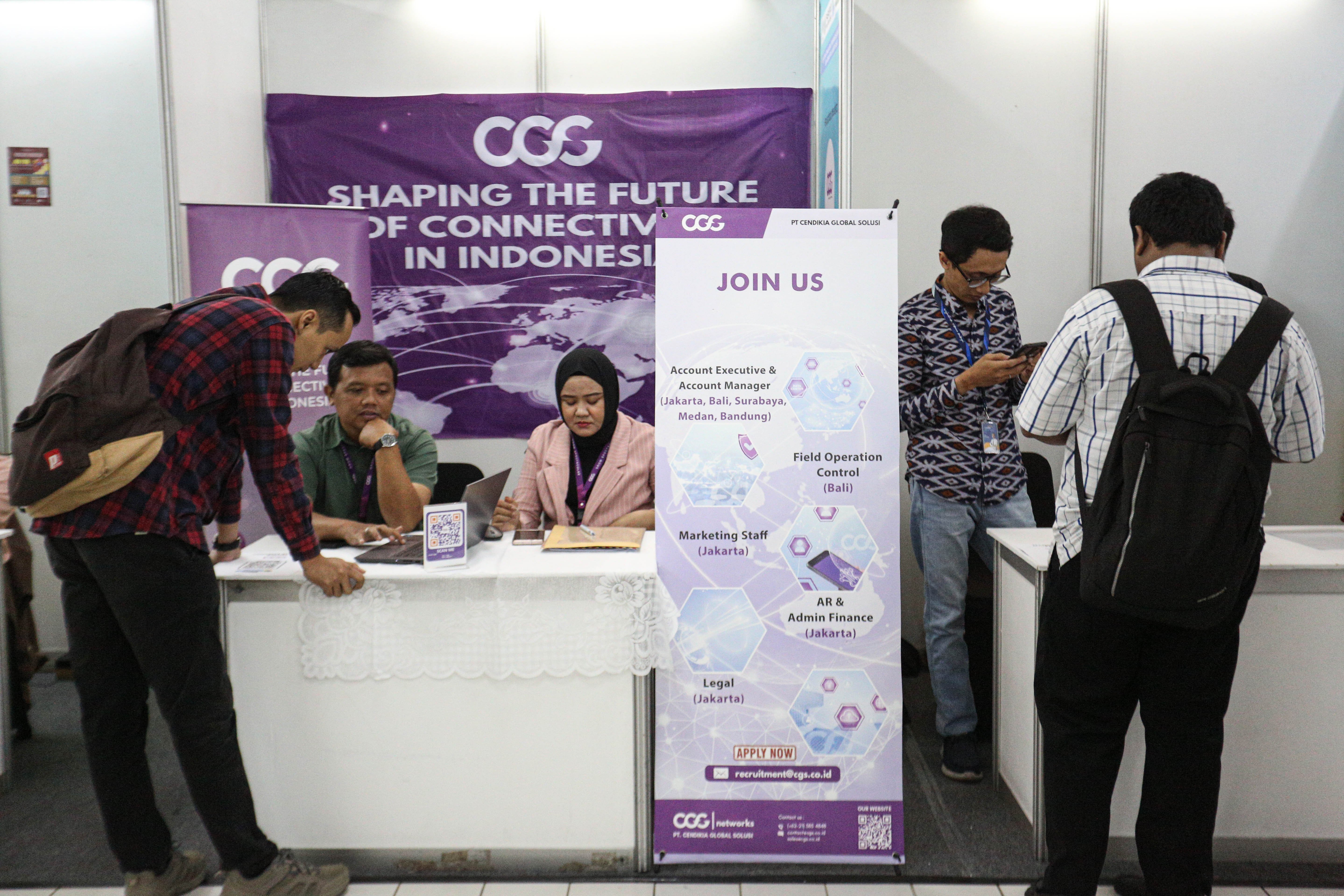 Pencari kerja melihat informasi lowongan kerja yang tersedia saat berlangsungnya bursa kerja di Mal Thamrin City, Jakarta Pusat, Rabu (12/3/2025). Bursa kerja yang digelar oleh Suku Dinas Tenaga Kerja, Transmigrasi dan Energi Jakarta Pusat tersebut diikuti oleh 40 perusahaan yang menawarkan sebanyak 2.708 lowongan pekerjaan. 