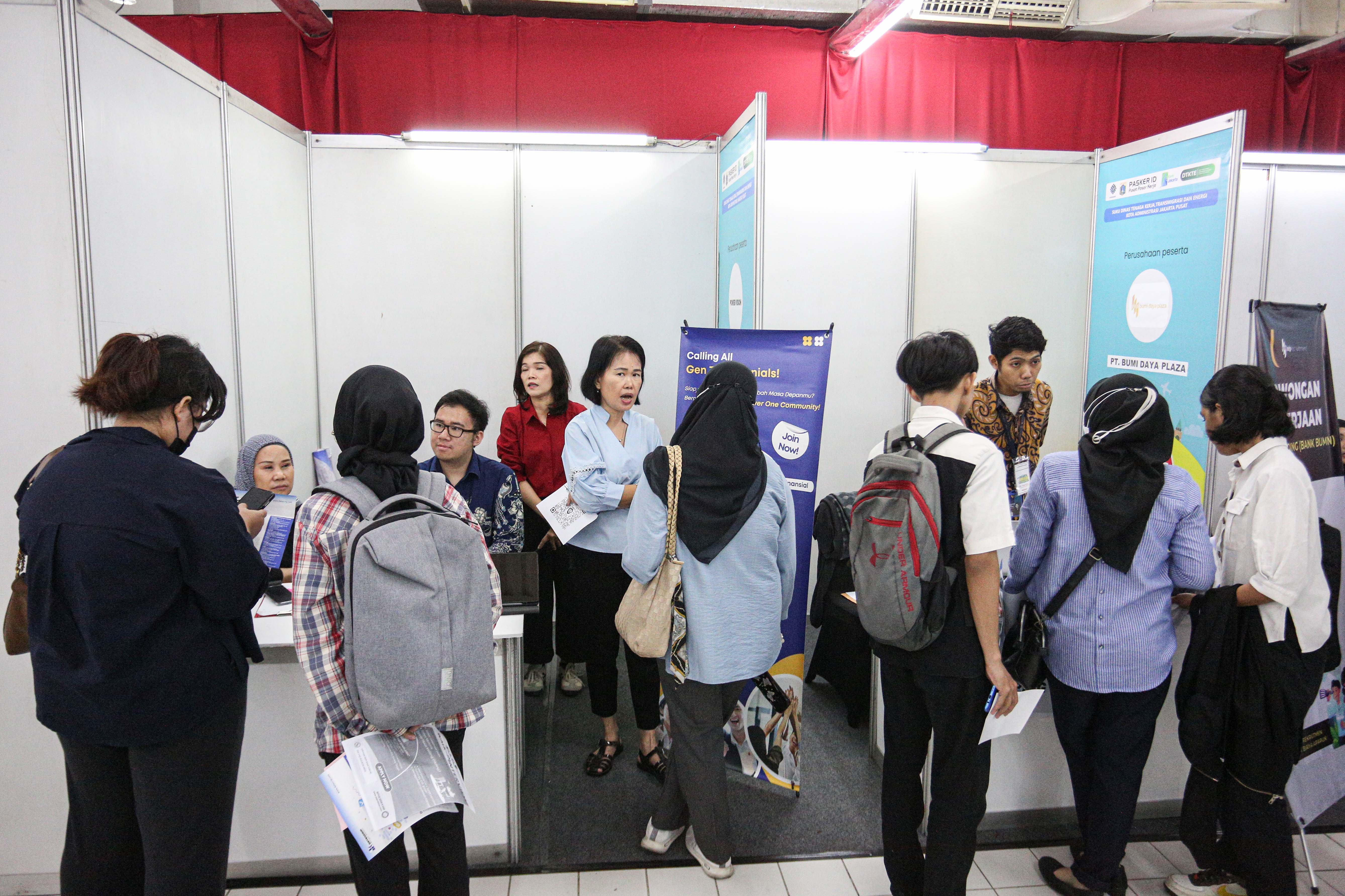 Petugas memberikan informasi terkait lowongan kerja yang tersedia kepada pencari kerja saat berlangsungnya bursa kerja di Mal Thamrin City, Jakarta Pusat, Rabu (12/3/2025). Bursa kerja yang digelar oleh Suku Dinas Tenaga Kerja, Transmigrasi dan Energi Jakarta Pusat tersebut diikuti oleh 40 perusahaan yang menawarkan sebanyak 2.708 lowongan pekerjaan. 