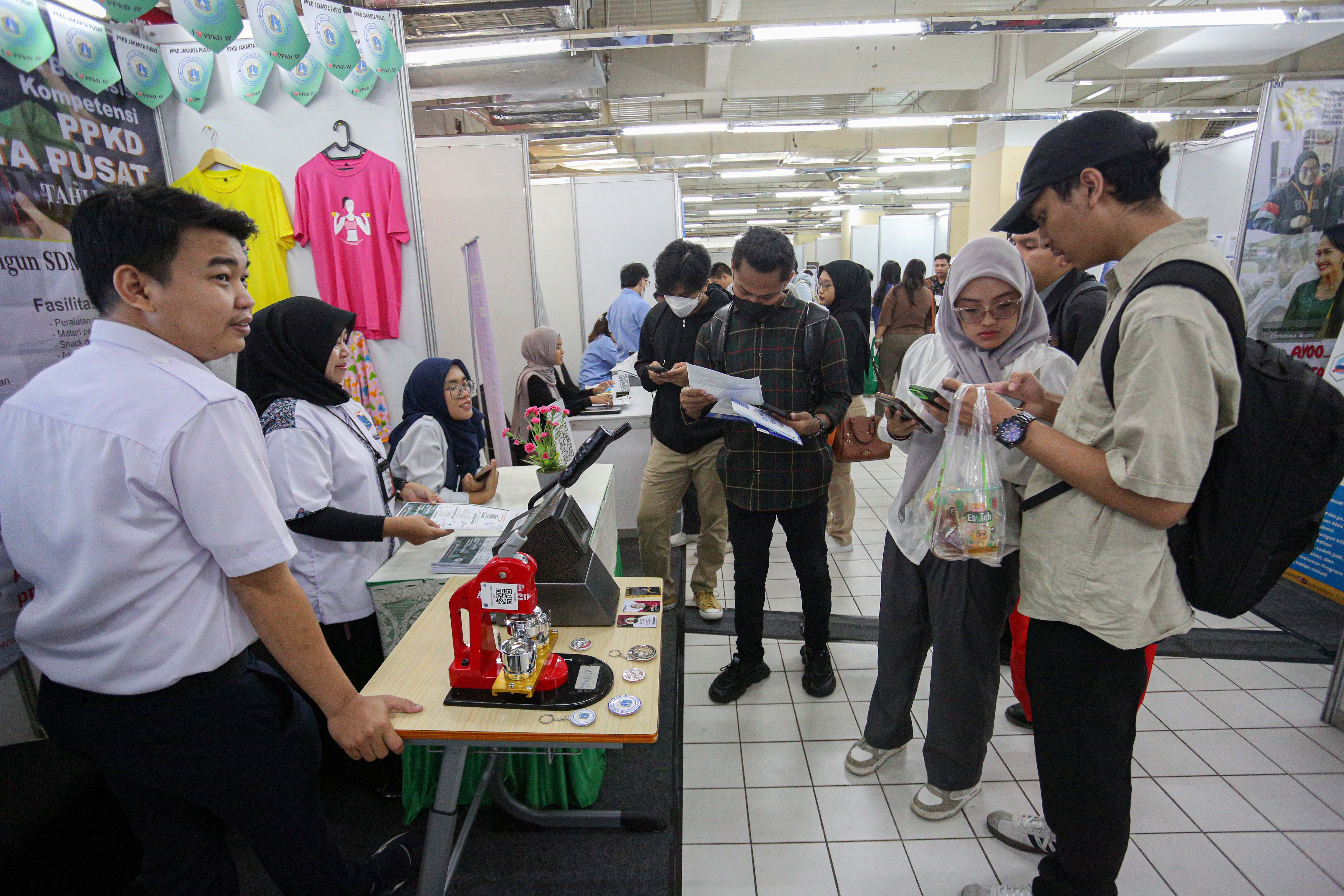 Pencari kerja melihat informasi lowongan kerja yang tersedia saat berlangsungnya bursa kerja di Mal Thamrin City, Jakarta Pusat, Rabu (12/3/2025). Bursa kerja yang digelar oleh Suku Dinas Tenaga Kerja, Transmigrasi dan Energi Jakarta Pusat tersebut diikuti oleh 40 perusahaan yang menawarkan sebanyak 2.708 lowongan pekerjaan. 