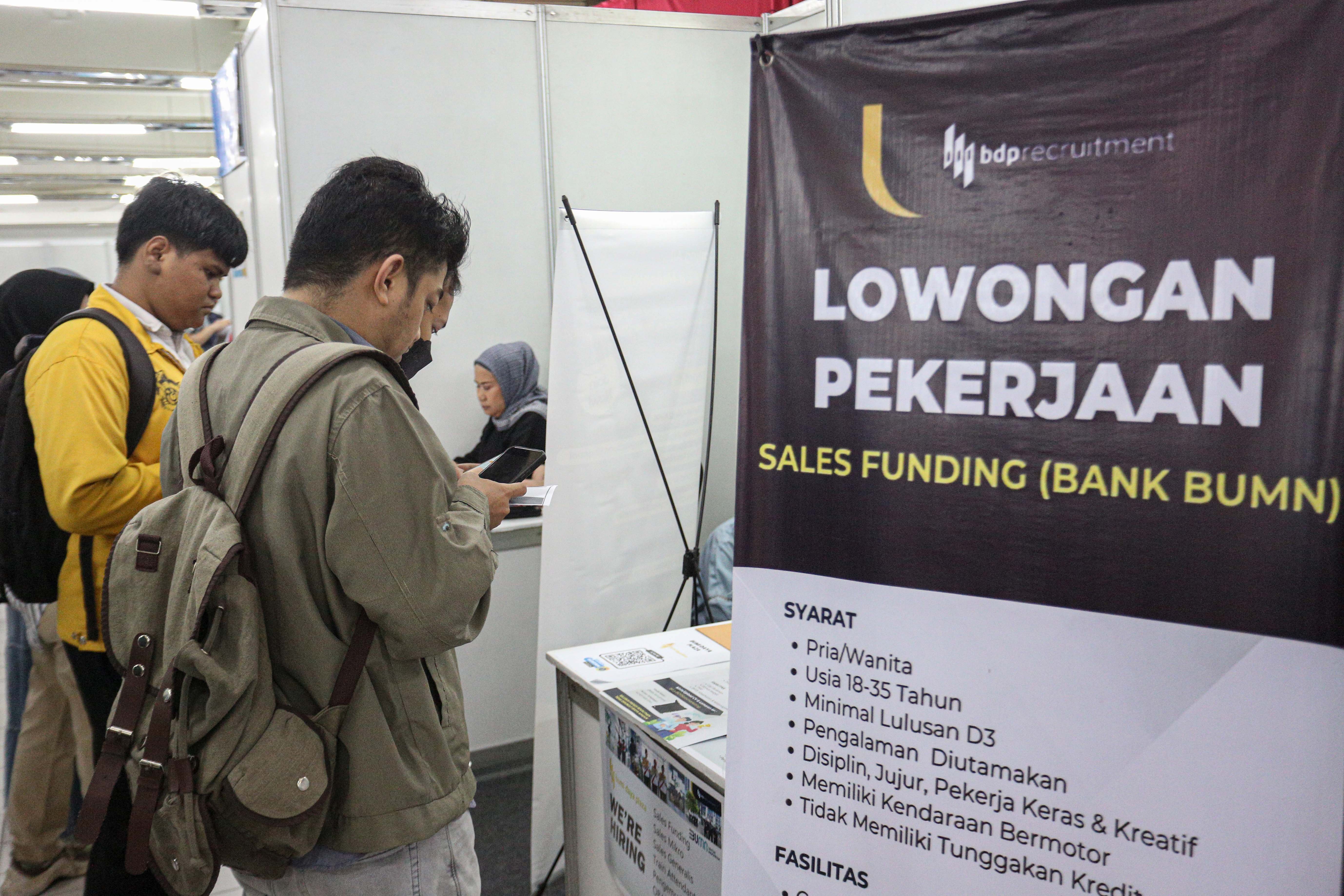 Pencari kerja melihat informasi lowongan kerja yang tersedia saat berlangsungnya bursa kerja di Mal Thamrin City, Jakarta Pusat, Rabu (12/3/2025). Bursa kerja yang digelar oleh Suku Dinas Tenaga Kerja, Transmigrasi dan Energi Jakarta Pusat tersebut diikuti oleh 40 perusahaan yang menawarkan sebanyak 2.708 lowongan pekerjaan. 