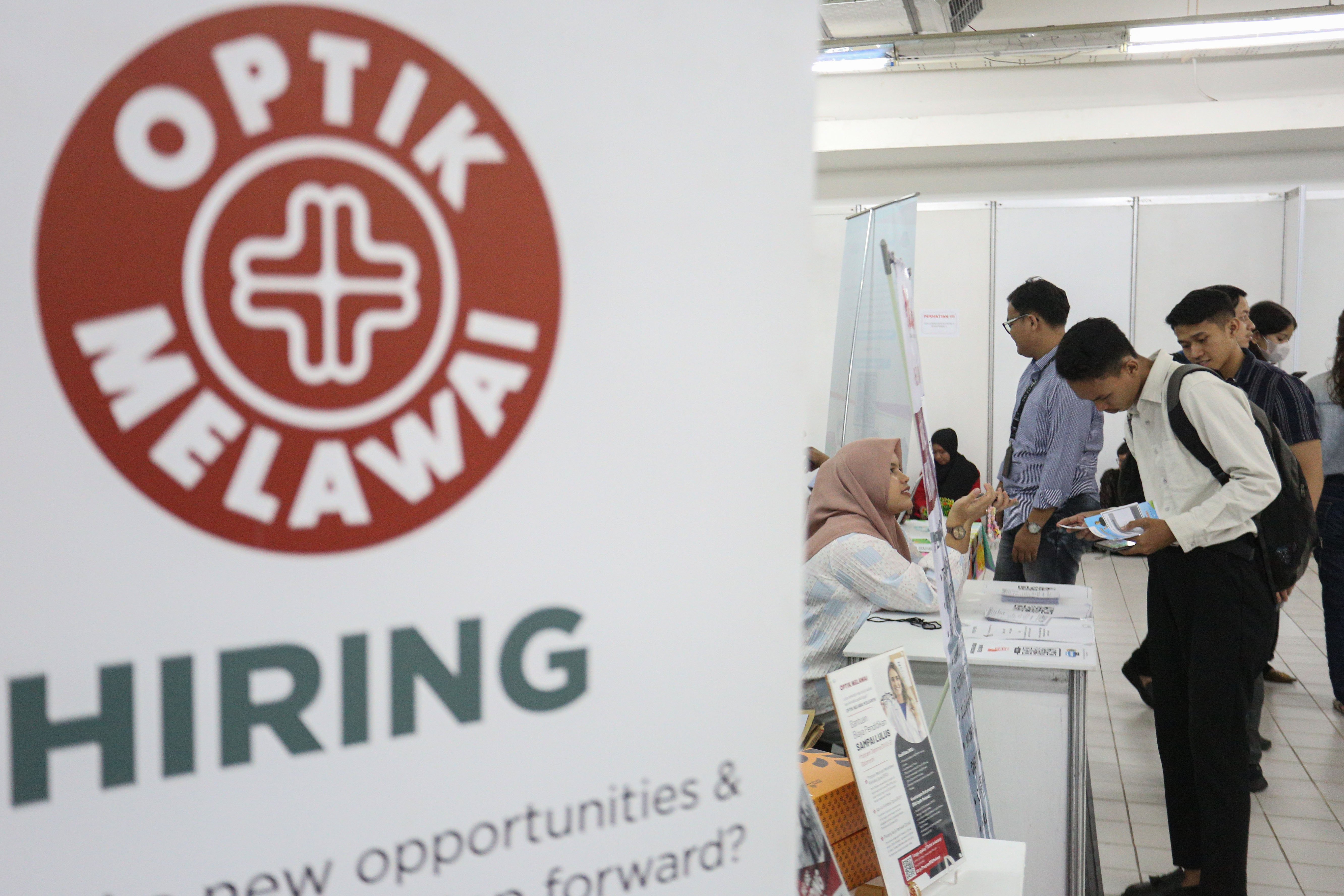 Petugas memberikan informasi terkait lowongan kerja yang tersedia kepada pencari kerja saat berlangsungnya bursa kerja di Mal Thamrin City, Jakarta Pusat, Rabu (12/3/2025). Bursa kerja yang digelar oleh Suku Dinas Tenaga Kerja, Transmigrasi dan Energi Jakarta Pusat tersebut diikuti oleh 40 perusahaan yang menawarkan sebanyak 2.708 lowongan pekerjaan. 
