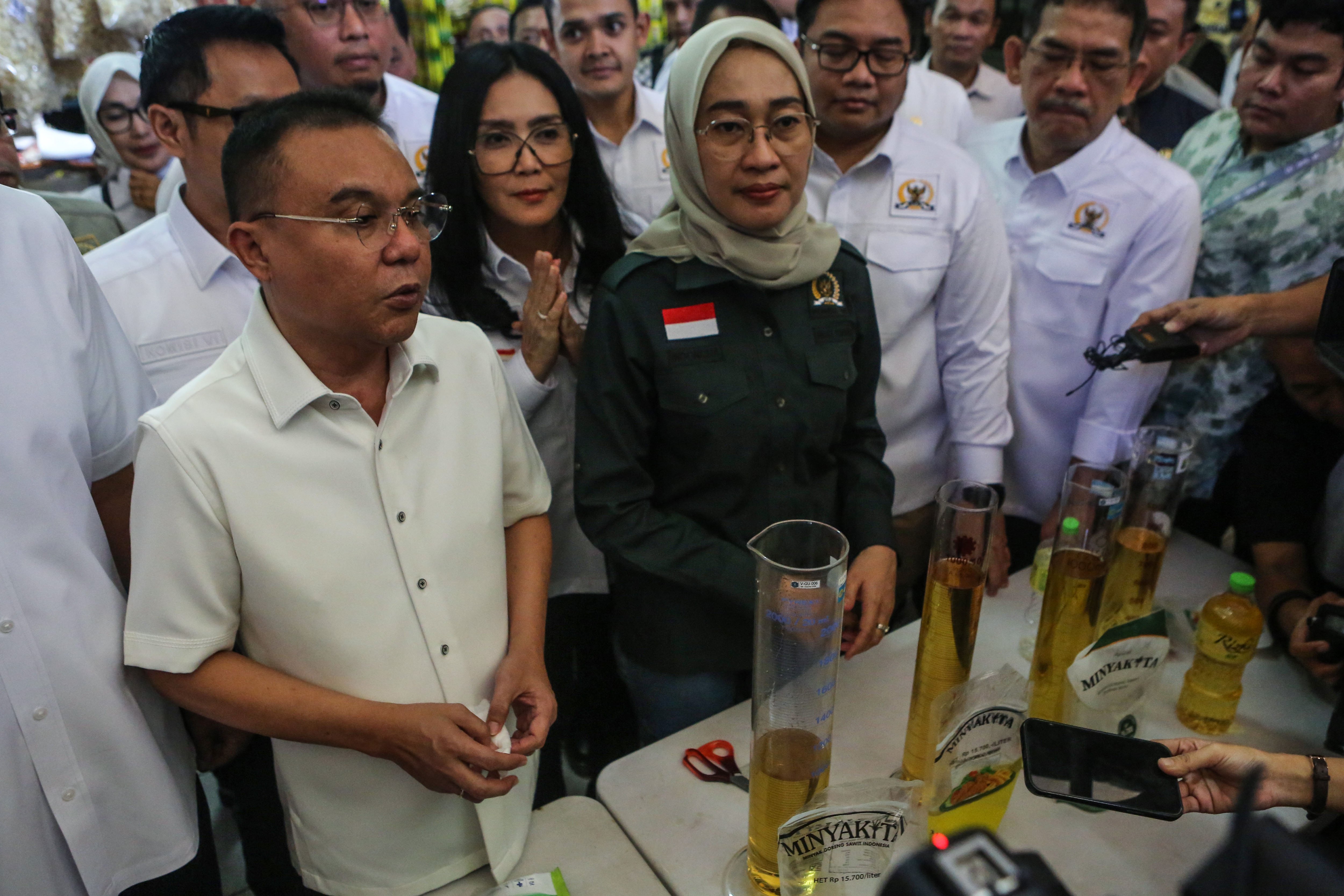 Wakil Ketua DPR Sufmi Dasco Ahmad (kiri) bersama Ketua Komisi VI DPR Anggia Erma Rini (kanan), Anggota Komisi VI DPR Rieke Diah Pitaloka (tengah) menyampaikan keterangan usai inspeksi dadakan (sidak) minyak goreng MinyaKita di Pasar Kramat Jati, Jakarta, Jumat (14/3/2025). Sidak tersebut dilakukan untuk mengecek standarisasi takaran minyak goreng MinyaKita yang beredar di pasar. 