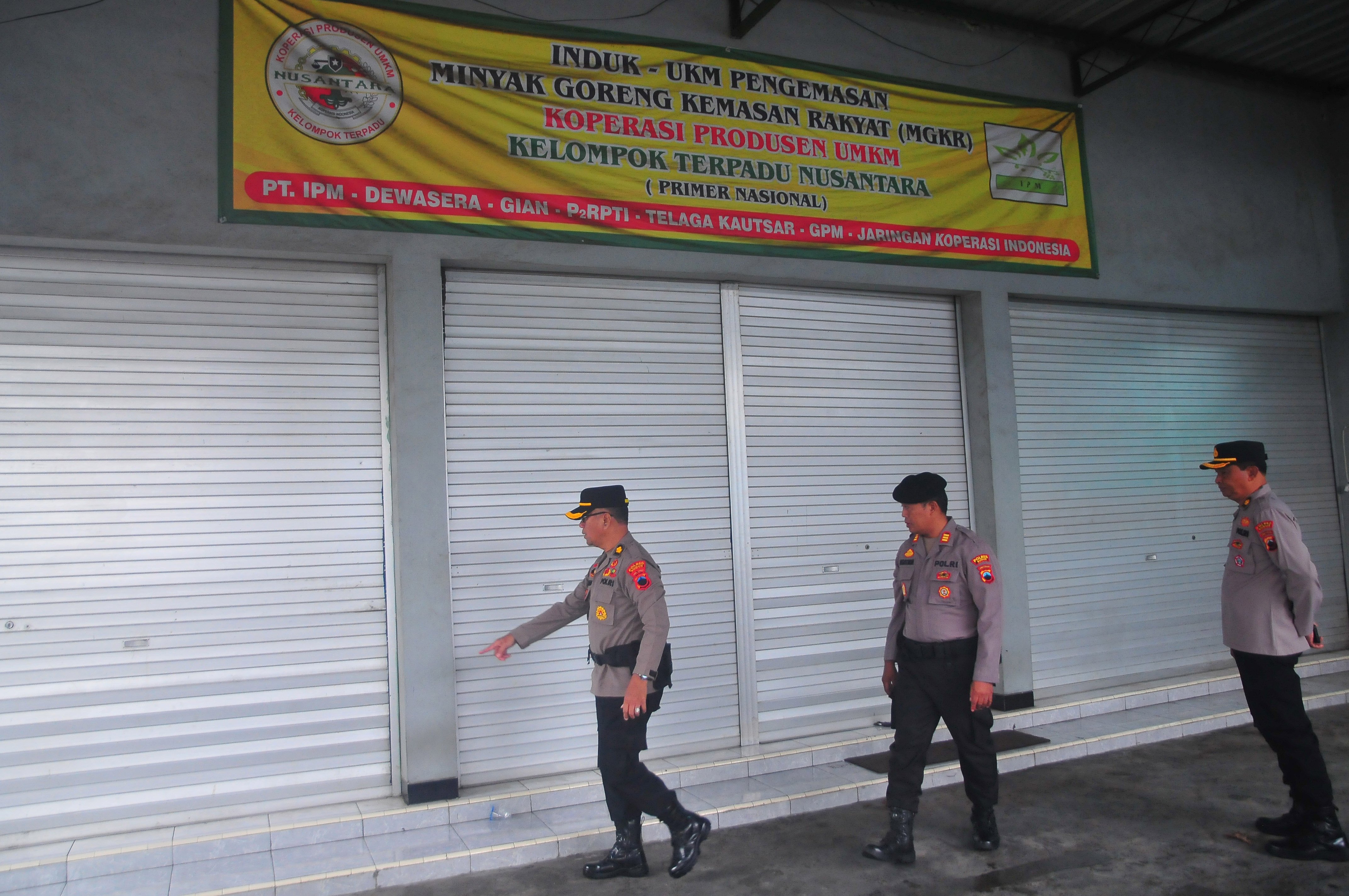 Polisi menunjukkan lokasi Koperasi Produsen UMKM Kelompok Terpadu Nusantara yang menjadi tempat pengemasan Minyak Goreng Kemasan Rakyat (MGKR) di Jalan Jendral Soedirman, Golantepus, Mejobo, Kudus, Jawa Tengah, Senin (10/3/2025). Satgas Pangan Polri menemukan tiga produsen minyak goreng merek Minyakita yang menjual produk tidak sesuai dengan takaran, salah satunya di Koperasi Produsen UMKM Kelompok Terpadu Nusantara dan Ditreskrimsus Polda Jawa Tengah bersama Polres Kudus masih melakukan penyelidikan.