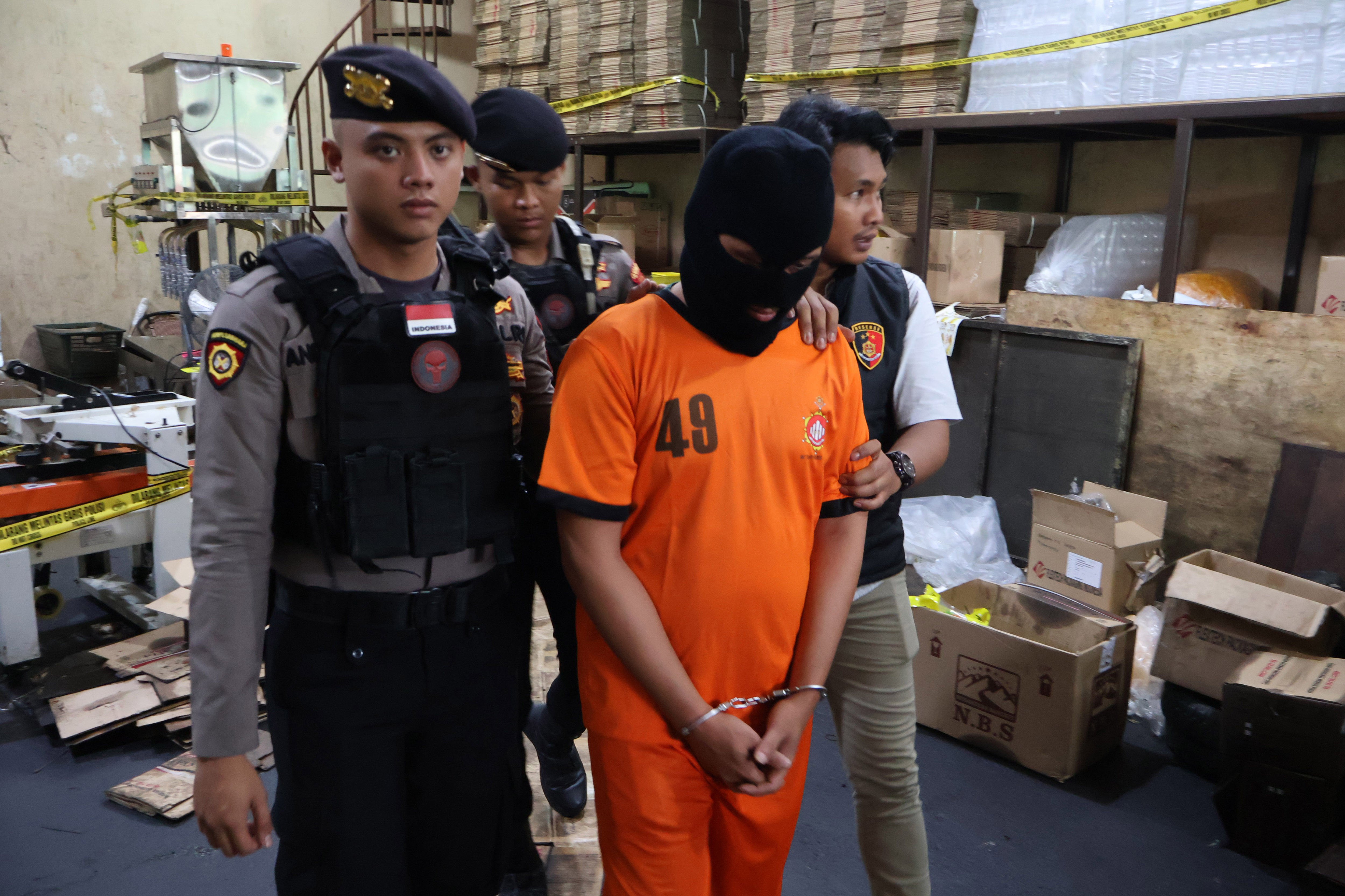 Polisi menggiring tersangka kasus pemalsuan minyak goreng dengan merek Minyakita saat rilis di Sukaraja, Kabupaten Bogor, Jawa Barat, Senin (10/3/2025). Polres Bogor mengungkap tempat produksi MinyaKita palsu dan menjadi lokasi mengumpulkan minyak goreng curah yang dikemas dengan kemasan menyerupai produk MinyaKita lalu dijual seharga Rp15.600 kepada distributor di wilayah Jabodetabek.