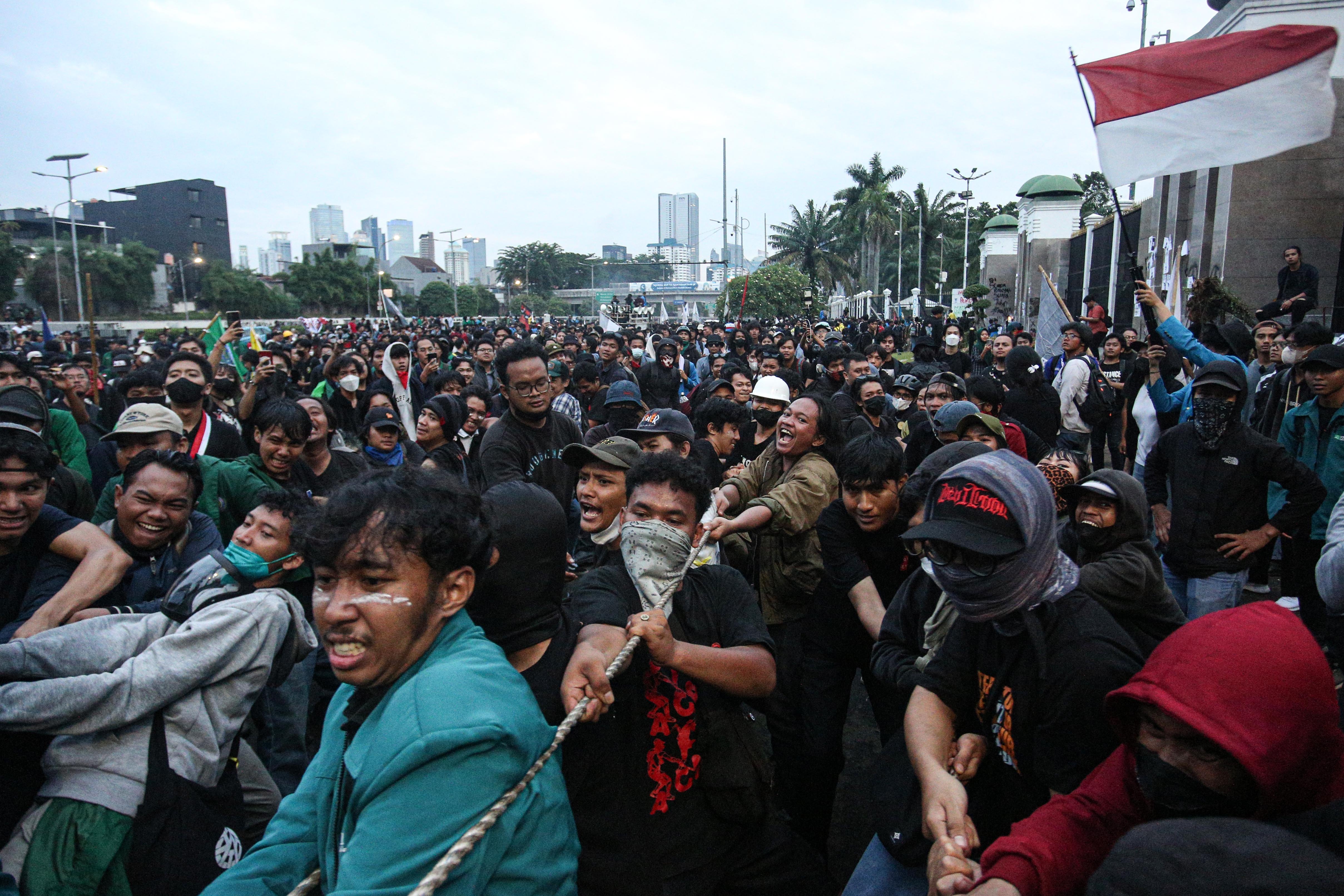 Pengunjuk rasa berusaha merobohkan pagar pembatas saat menggelar aksi demonstrasi terkait Revisi Undang-Undang TNI di depan gedung DPR, Senayan, Jakarta, Kamis (20/3/2025). Unjuk rasa yang diikuti oleh mahasiswa dan koalisi masyarakat sipil tersebut menolak pengesahan RUU TNI yang dinilai dapat mengembalikan dwifungsi TNI seperti di era Orde Baru. \r\n