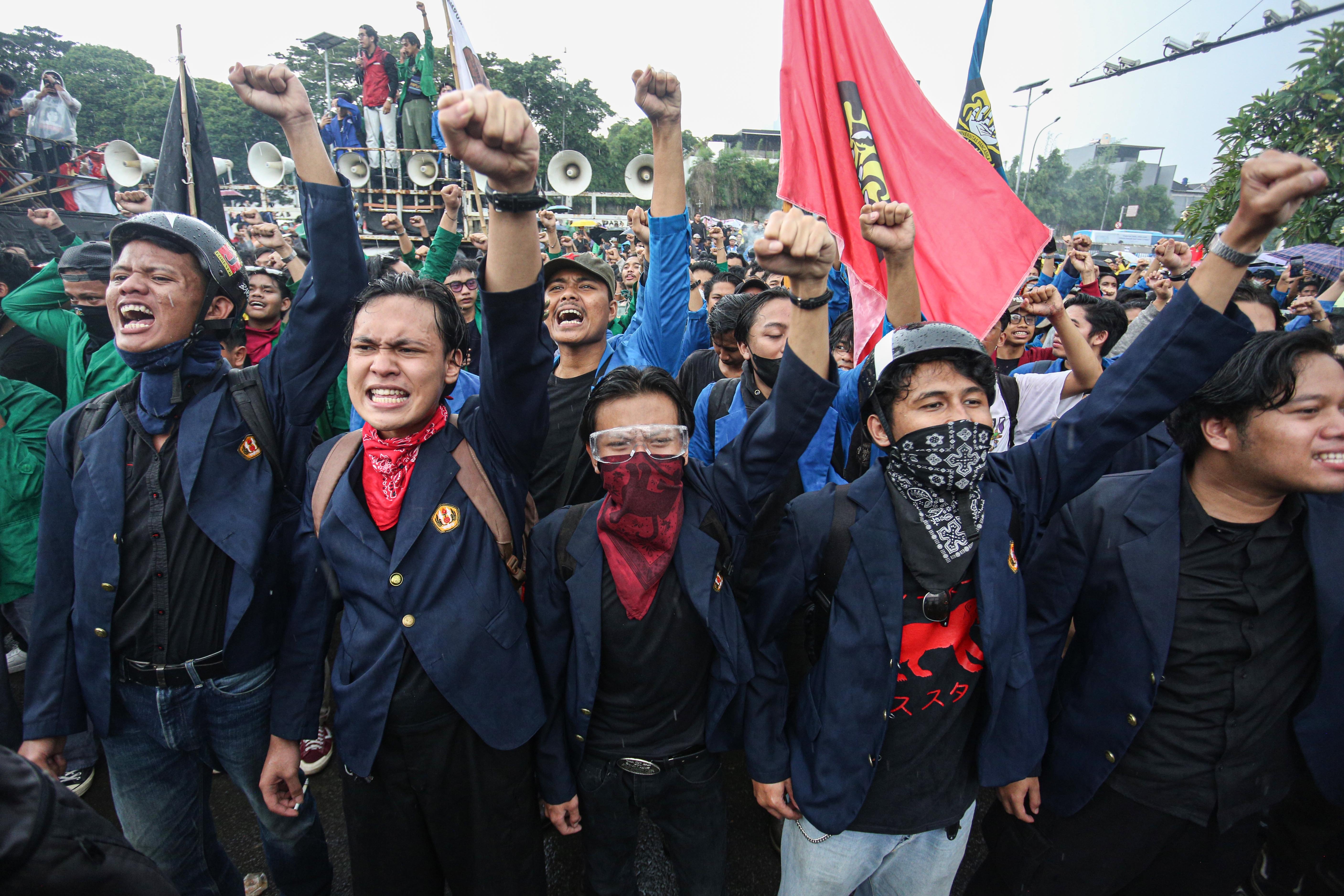 Pengunjuk rasa berorasi saat menggelar aksi demonstrasi terkait Revisi Undang-Undang TNI di depan gedung DPR, Senayan, Jakarta, Kamis (20/3/2025). Unjuk rasa yang diikuti oleh mahasiswa dan koalisi masyarakat sipil tersebut menolak pengesahan RUU TNI yang dinilai dapat mengembalikan dwifungsi TNI seperti di era Orde Baru.