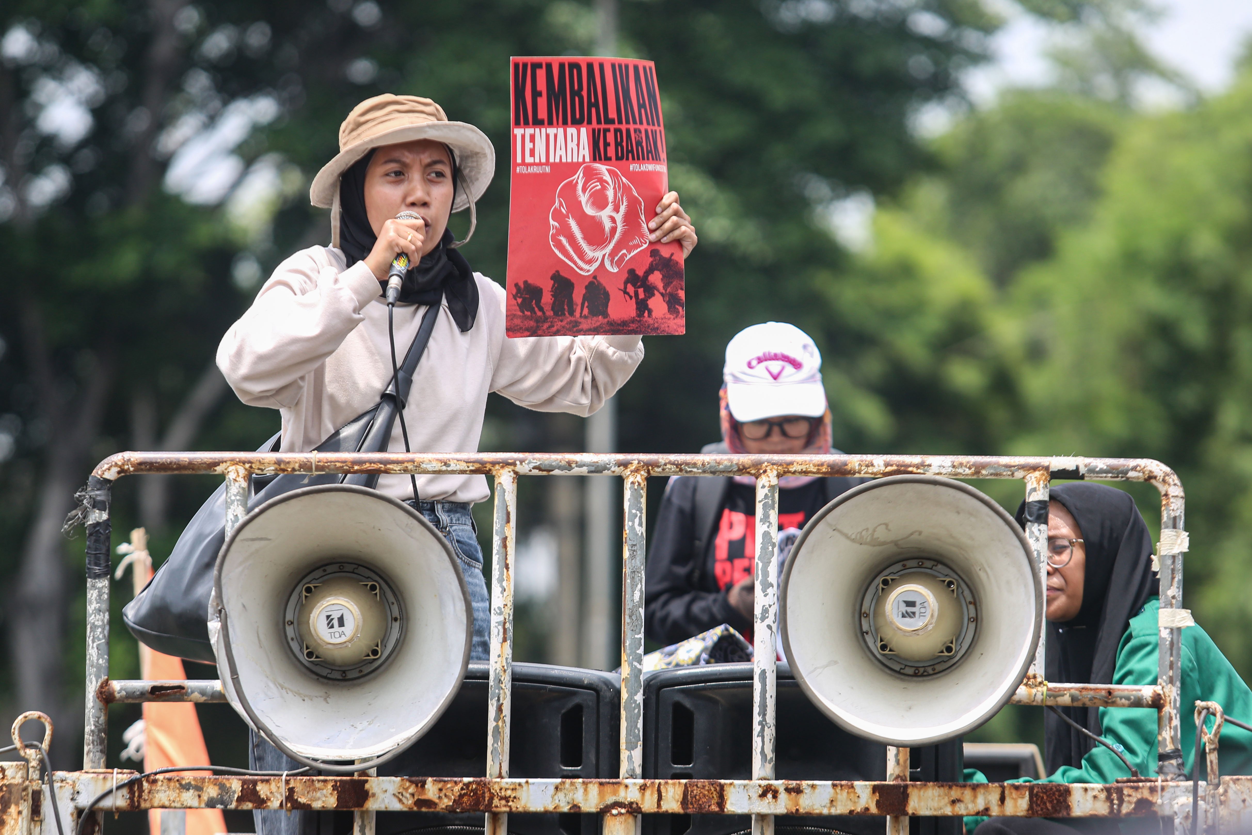 Pengunjuk rasa menyampaikan orasi saat menggelar aksi demonstrasi terkait Revisi Undang-Undang TNI di depan gedung DPR, Senayan, Jakarta, Kamis (20/3/2025). Unjuk rasa yang diikuti oleh mahasiswa dan koalisi masyarakat sipil tersebut menolak pengesahan RUU TNI yang dinilai dapat mengembalikan dwifungsi TNI seperti di era Orde Baru. 