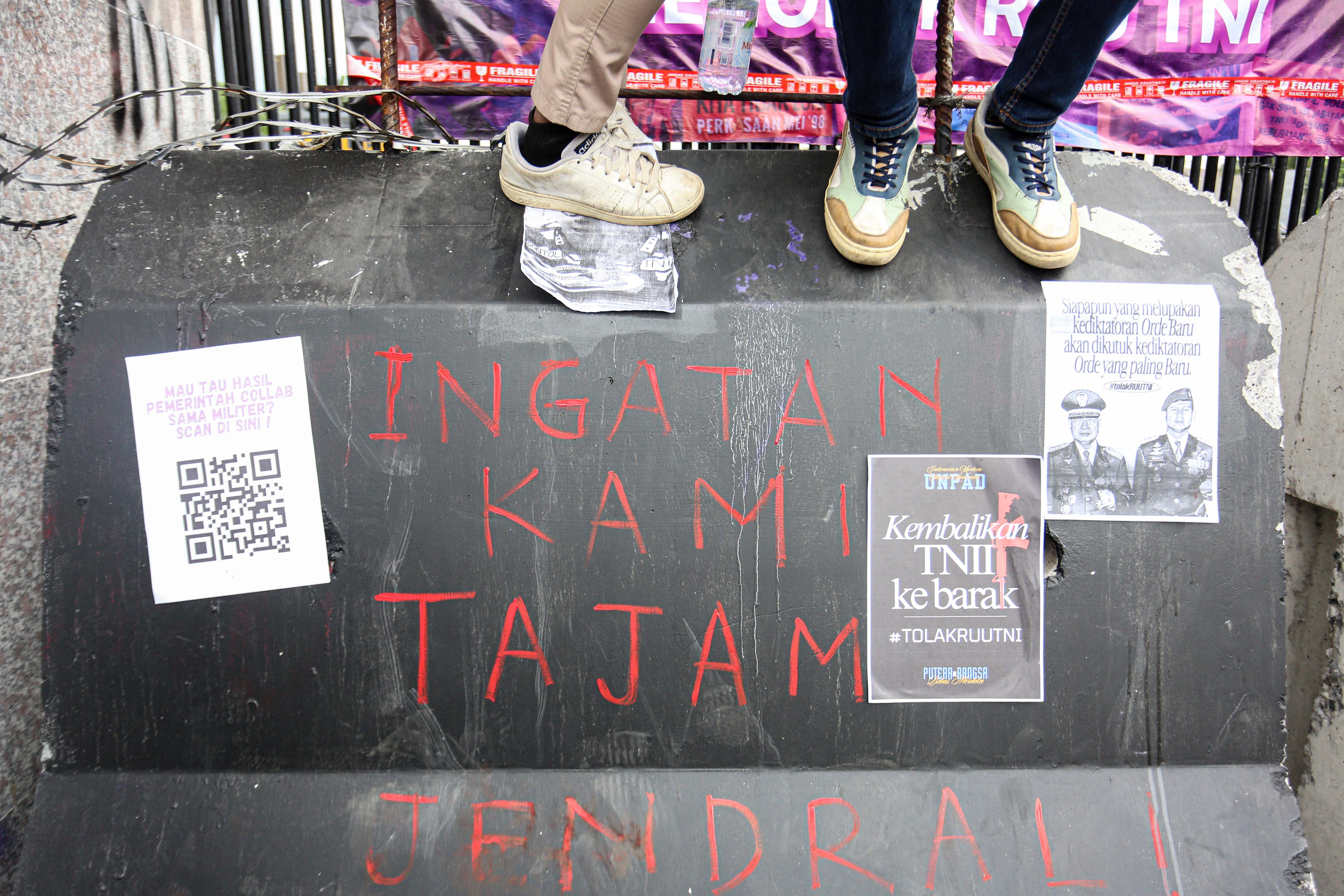 Sejumlah poster dan tulisan tuntutan dari pengunjuk rasa saat menggelar aksi demonstrasi terkait Revisi Undang-Undang TNI di depan gedung DPR, Senayan, Jakarta, Kamis (20/3/2025). Unjuk rasa yang diikuti oleh mahasiswa dan koalisi masyarakat sipil tersebut menolak pengesahan RUU TNI yang dinilai dapat mengembalikan dwifungsi TNI seperti di era Orde Baru.