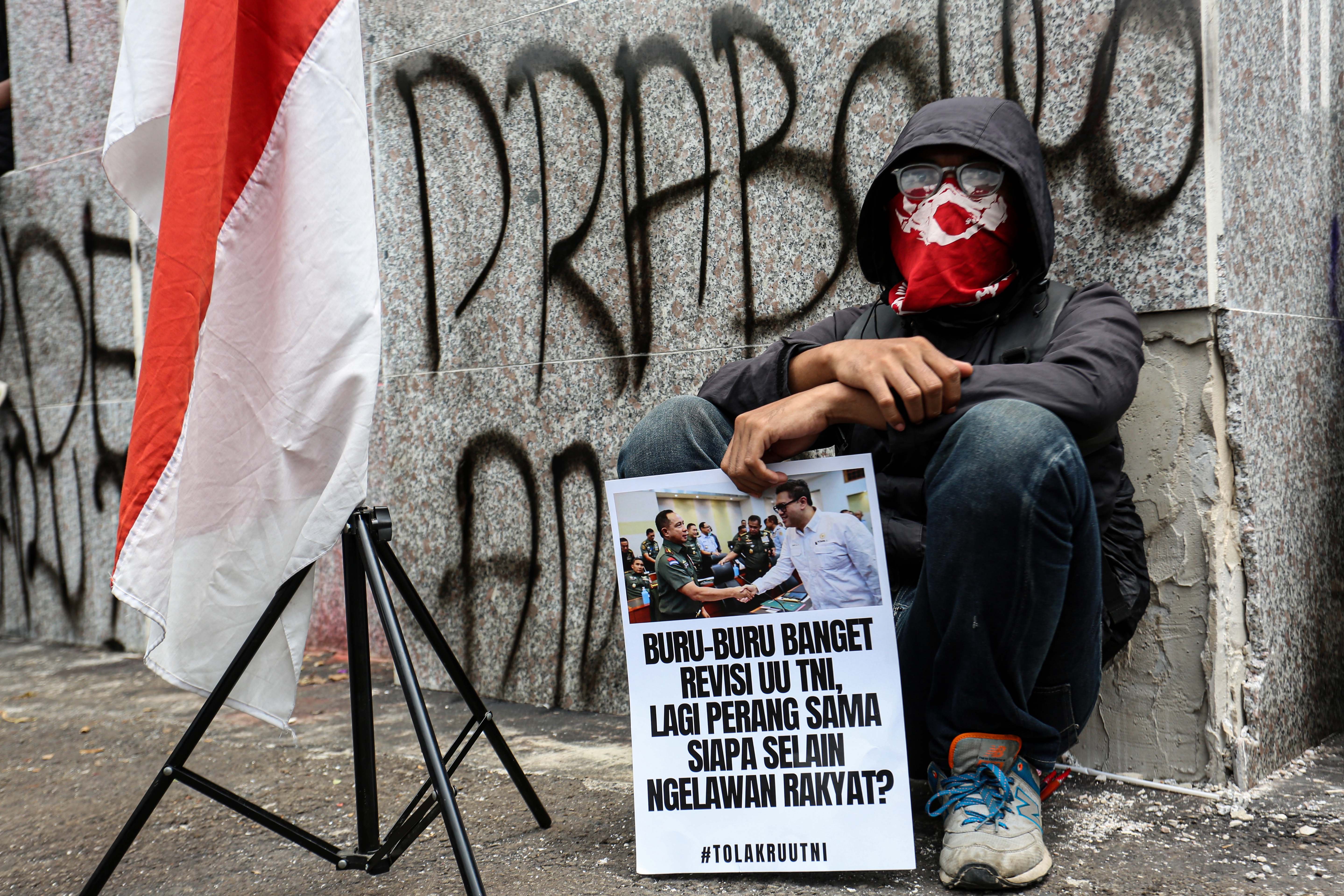 Pengunjuk rasa memegang poster tuntutan saat menggelar aksi demonstrasi terkait Revisi Undang-Undang TNI di depan gedung DPR, Senayan, Jakarta, Kamis (20/3/2025). Unjuk rasa yang diikuti oleh mahasiswa dan koalisi masyarakat sipil tersebut menolak pengesahan RUU TNI yang dinilai dapat mengembalikan dwifungsi TNI seperti di era Orde Baru.
